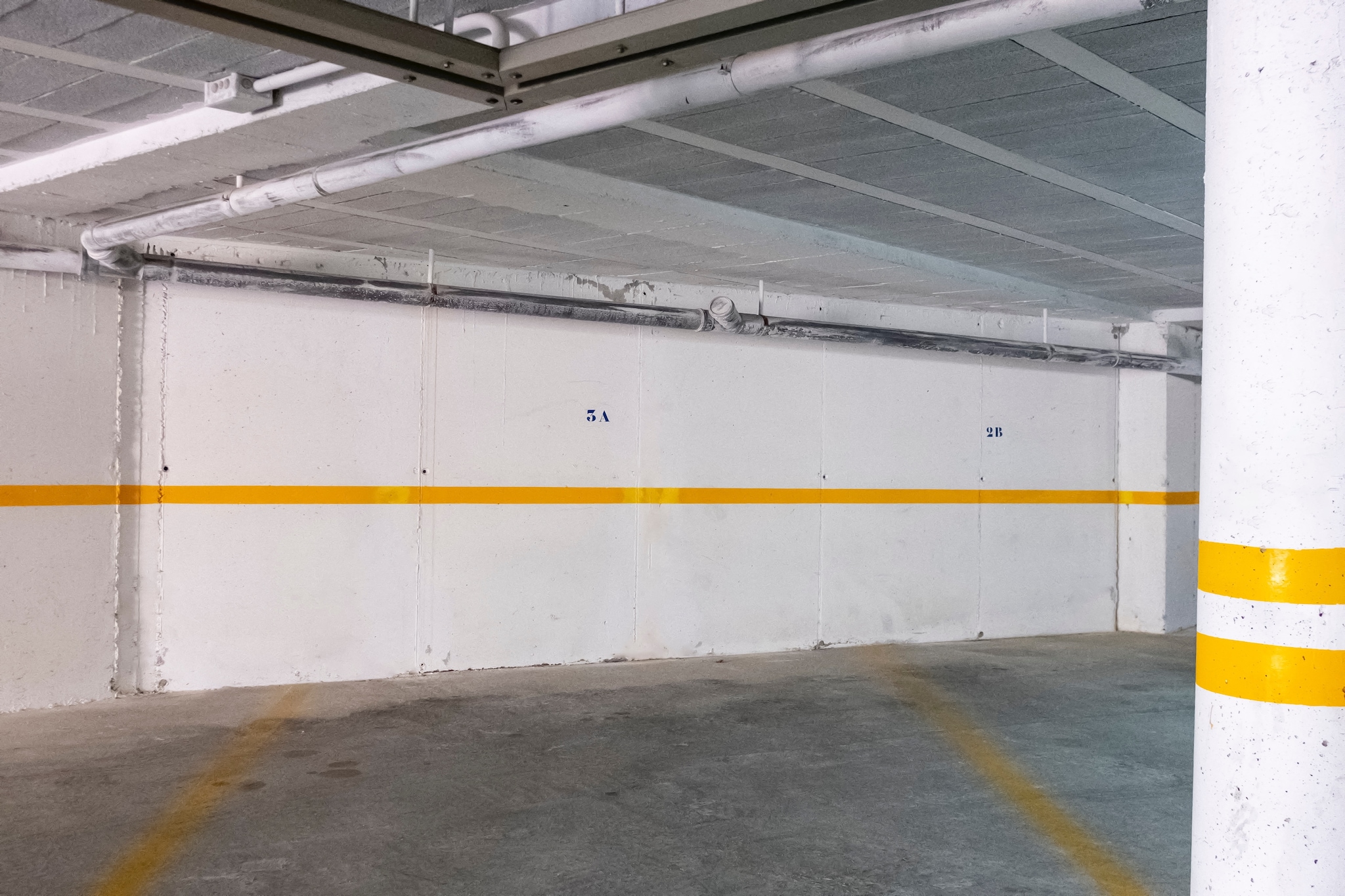 Ground floor: (Entrance(reachable from the outside))\n\nOn the 1st floor: (Entrance, Kitchen(hob, toaster, hood, coffee machine, oven, microwave, fridge-freezer, Juicer), Living/diningroom(TV, dining table, seating area), bedroom(double bed(135 x 190 cm)), bedroom(double bed(135 x 190 cm)), bathroom(shower, washbasin, toilet), bathroom(washbasin, toilet), balcony or terrace, heating)\n\nwashing machine, garden, garden furniture, BBQ, parking, ironing board, iron