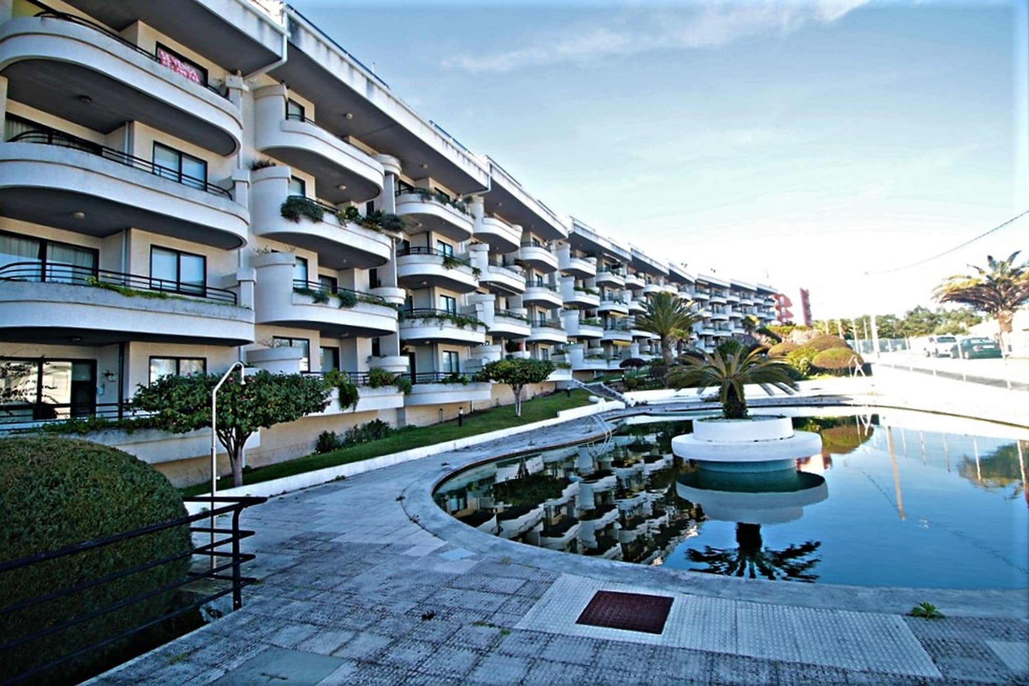 This holiday home in the Pedras Negras district has a terrace and garden views with the communal swimming pool. It is ideal for sun holidays with family or friends.

This accommodation is 500 m from A Barrosa and 23 km from the Basilica of Santa María. You can take beautiful pictures for your social media accounts. At Praia Pedras Negras (500 m), Praia Buraca da Alondra (600 m) and Praia da Lanzada (4 km) you can spend the day relaxed on the beach. A visit to Isla de la toja (10 km) is also very worthwhile.

The holiday home is equipped with a TV and a fully equipped kitchen. Parking is available and you can relax on the comfortable private terrace. The pool (open from early June to early September) The tennis court and the children's play equipment are for common use.