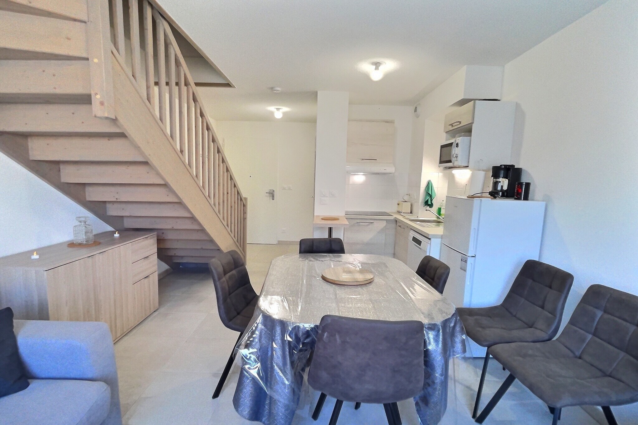 This comfortable apartment is located in Résidence La Dune. It is located at 3 km from the centre of Valras-Plage and only 400 m from the vast sandy beach of Valras-Plage.
This modern apartment features a living room with a double sofa bed and air conditioning. The fully equipped kitchen corner includes a dishwasher and an electric coffee machine. The apartment features two bedrooms (one with a double bed and one with a double bed or a double sofa bed or two single beds), a bathroom with shower and a (separate) toilet. One of the bedrooms is on the first floor.
The apartment features a balcony or terrace/garden. There is a parking space reserved for your car in the central car park.
In Résidence La Dune, you can book various studios, apartments and maisonettes for two to ten people.
Important! The pool will open at the end of May 2023.