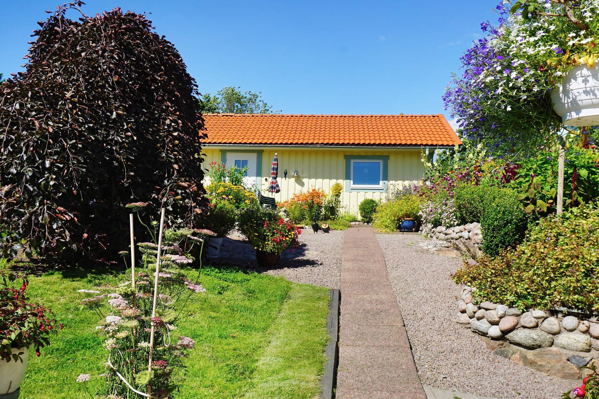 Welcome to this homely guest house with a good standard and close to the sea by Gullmarsfjorden, Sweden's only threshold fjord. The cottage is sunny on a farm overlooking fields and meadows with the cottage owner as the nearest neighbor. The splendor of flowers is great around the cottage as the owner has a genuine interest in all kinds of plants and flowers. It is close to the municipal bathing place in Barkedal, here are jetties, rocks and sandy beach, a nice place to eat, swim and socialize, the area is also known for its great diving opportunities in deep oxygen-rich underwater environments. In the immediate area there is a football pitch, boules court, tennis court, pay &amp; play golf course, mini golf and great opportunities for walks on coastal paths and roads. The accommodation is also a perfect starting point for exploring fishing villages, archipelago, nature reserves and other interesting excursion destinations in central BohuslÃ¤n. From the car park on the barn floor, you reach the cottage via the driveway to the main building and on to the welcoming entrance. On the inside you are met by a living room with TV, a kitchen with stove, microwave, fridge / freezer and coffee maker, inside the living room you will find the bedroom with a large comfortable double bed and bathroom with shower. On the outside at the entrance there is summer furniture and a barbecue, all so you can sit and enjoy a good meal and something good in the glass. The cottage has a fiber connection. StÃ¥ngenÃ¤set with the capital Lysekil, which is popularly called &quot;The City by the Sea&quot; is located at the far end of the sea band at the mouth of the Gullmarsfjord. Experience the fantastic feeling of freedom that the sea gives at StÃ¥ngehuvud's nature reserve with nice smooth red granite cliffs that are unique in BohuslÃ¤n. During the summer season, many concerts are offered with famous artists, singing in the park, etc. Several nice nice shops with assortment for different tastes. A pleasure for the children is to take the little train around Lysekil, during the tour you will also get a little history of Lysekil or why not walk through the older part of Lysekil from the 17th - 19th century. Cozy buildings along the narrow street towards Norra Hamnen, which in recent years has become a beach promenade. Here you can take a dip in the salty sea from the pier and during a nice summer evening you can experience a fantastic sunset that is reflected in the sea. Feel free to rent a canoe and experience the beautiful archipelago along the smooth granite cliffs. For those interested in golf, the club can be swung on Holma's fine 18-hole course. Welcome to a homely cottage with a peaceful and close to the sea!