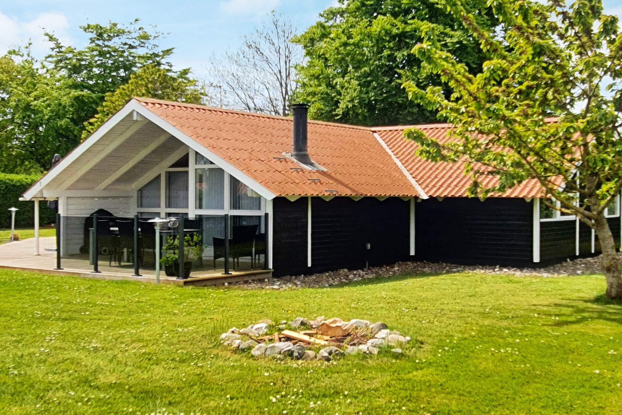 This cosy holiday home on the island of Als is the perfect place to slow down and enjoy time together. Inside, the heart of the house is the bright open-plan kitchen and spacious living area, where family meals, games, and quiet evenings in front of the TV or with WiFi fill the days with ease. After a day outdoors, you can unwind in the bathroom’s private whirlpool or let the warmth of the sauna melt away any stress.
The house sits on a secluded plot, giving you plenty of peace and privacy. A large terrace invites you to soak up the sunshine, linger over barbecued dinners, or simply enjoy the fresh air. Children will love bouncing on the garden trampoline (used at your own risk), while the adults can relax nearby.
The location makes it easy to embrace nature. A short 5-minute walk takes you to the coast and jetty, perfect for a morning swim or evening stroll. Just a little further on lies a beautiful, child-friendly beach where you can spend long summer days swimming, playing, and relaxing by the water. The surrounding landscape also offers wonderful hiking opportunities, with scenic trails that make you feel close to nature.
Please note: the home is not rented to youth groups or tradesmen.