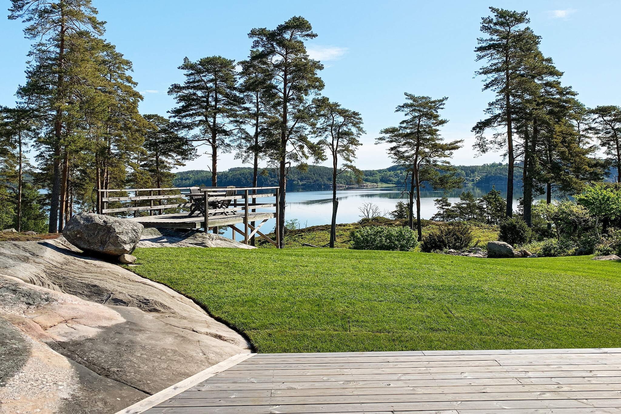 Welcome to this homely and cozy cottage with adjacent completely newly built annex. The accommodation has a very good standard and a perfect location with sea views both from the front and back out over the mile-wide Gullmarsfjord, Sweden's only threshold fjord. The cottage with its large balcony areas is located sunny and peaceful in a small cottage area bordering the sea, fields and meadows. Walk the few meters down to the nice swimming area, here are jetties, rocks and sandy beach, a nice place to eat, swim, fish for crabs and hang out, the area is also known for its great diving opportunities in deep oxygen-rich underwater environments. The area has an active cottage association that carries out many pleasant activities during the summer period, in the immediate area there is a football field, boules court, tennis court, pay &amp; play golf course, mini golf and great opportunities for walks on coastal paths and roads. The accommodation is also a perfect starting point for exploring fishing villages, archipelago, nature reserves and other interesting excursion destinations in central BohuslÃ¤n. Via a large terrace you reach the entrance of the cottage and further into the hall which leads further into an open floor plan with wonderful views of sparse pine forest and glittering fjord. In the large bright open area you will find a well-equipped kitchen with stove, microwave, fridge / freezer and dishwasher, dining area and living room with TV and a fireplace, three bedrooms, one with double bed, one with single bed and one with bunk bed and bathroom with shower . In the annex next to the cottage there are two bedrooms, one with a double bed and one with a bunk bed and a toilet. Under the cottage there is a basement space with washing machine. The plot is child-friendly and generous, large garden with lawn, furnished balconies on both the front and back of the cottage where you can follow the sun's path in the sky, soak up the sun in a deck chair or enjoy the nice view of a good piece of food and drink. Here the whole family will thrive! StÃ¥ngenÃ¤set with the capital Lysekil, which is popularly called &quot;The City by the Sea&quot; is located at the far end of the sea band at the mouth of the Gullmarsfjord. Experience the fantastic feeling of freedom that the sea gives at StÃ¥ngehuvud's nature reserve with nice smooth red granite cliffs that are unique in BohuslÃ¤n. During the summer season, many concerts are offered with famous artists, singing in the park, etc. Several nice nice shops with assortment for different tastes. A pleasure for the children is to ride the little train around Lysekil, during the tour you also get a little history of Lysekil or why not walk through the older part of Lysekil from the 17th - 19th century. Cozy buildings along the narrow street towards Norra Hamnen, which in recent years has become a beach promenade. Here you can take a dip in the salty sea from the pier and during a nice summer evening you can experience a fantastic sunset that is reflected in the sea. Feel free to rent a canoe and experience the beautiful archipelago along the smooth granite cliffs. For those interested in golf, the club can be swung on Holma's fine 18-hole course. Welcome to a homely cottage with a peaceful location by the sea and swimming!