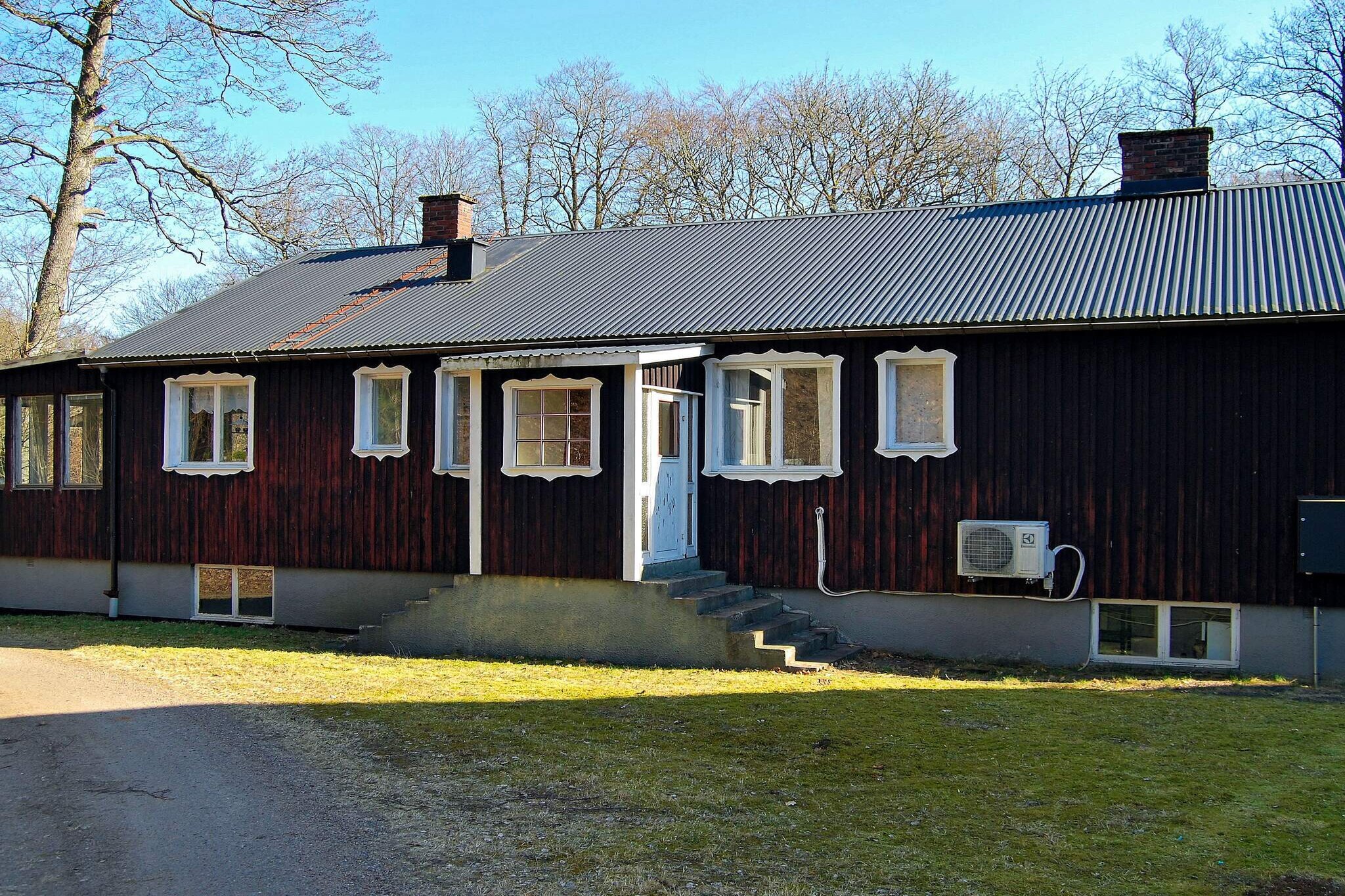 In the middle of the hilly GÃ¶ingemarkerna among small villages, beech forests and meadows, this larger cottage is located directly by the rushing rapids and the old mill. Here you live in the summer nestled in greenery directly above the rapids, only with the owner's corporate property (one-man company) as the nearest neighbor in undisturbed surroundings. The large cottage was a representation villa once upon a time but now constitutes a spacious accommodation for a larger family with 7 beds divided into 3 bedrooms, of which a charming children's room with 3 beds. There are generous areas with a lounge area, a large living room with sofa group and a lovely wood stove to snuggle in front and a large dining area with windows to the rapids. The newly renovated, well-planned kitchen also has a small dining area. From here you can go out into the large glazed bright terrace furnished with a sitting area where you can enjoy cool summer evenings. Down the balcony stairs you also reach the large wooden terrace next to the watercourse, furnished with outdoor furniture and barbecue where you can catch the morning sun or enjoy barbecue evenings. From the house you can basically see no neighbors and you are also not disturbed by the owner's fine mechanical work in the property next door. It is peaceful and quiet and is hidden from view. In front of the house is only forest and a large parking area. The bathroom contains a shower cubicle and WC. In VittsjÃ¶'s surroundings you enjoy outdoor life among lakes and forests. There are bathing places to explore in the surroundings. At VittsjÃ¶ camping there are canoes and rowing boats for rent, mini golf and fishing opportunities. Just under 10 kilometers to VittsjÃ¶ village there is a grocery store and a couple of restaurants as well as the popular Cafe SjÃ¶stugan during the summer. About 4 km from the cottage is WittsjÃ¶ Golf Club with a summer restaurant. The hiking trail SkÃ¥neleden runs through VittsjÃ¶. It passes through beautiful beech forest and in places along water. The VieÃ¥leden and Ubbalt nature reserves are also available for those interested in the outdoors. At HÃ¶rlinge meadows there is a bird watching place. In the surroundings around the city of HÃ¤ssleholm are beautiful Hovdala castle and Tykarpsgrottan. In Osby, Brio Toy Museum is a nice place to visit.
