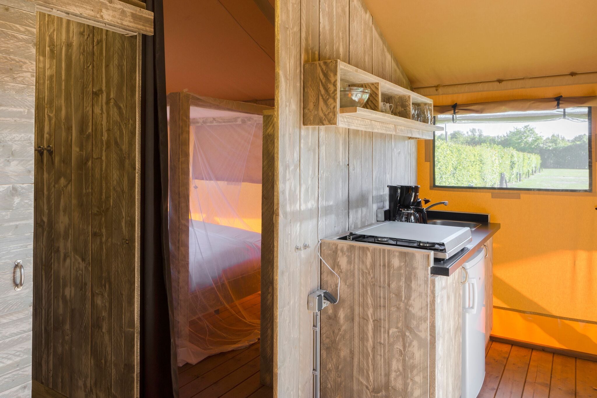 Nice safari tent with bathroom, Eindhoven at 12 km
