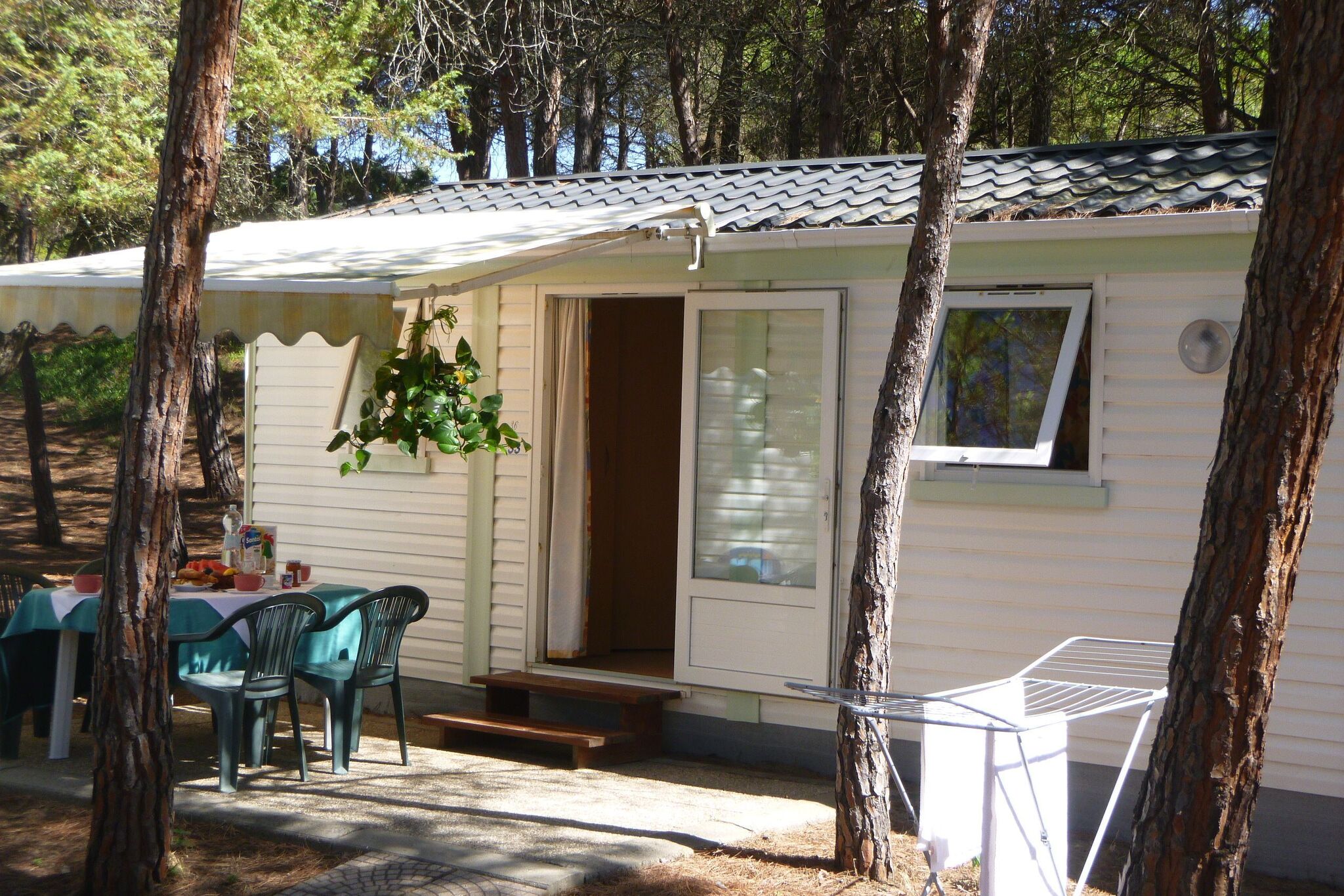 Snug mobile home in Sorso with garden