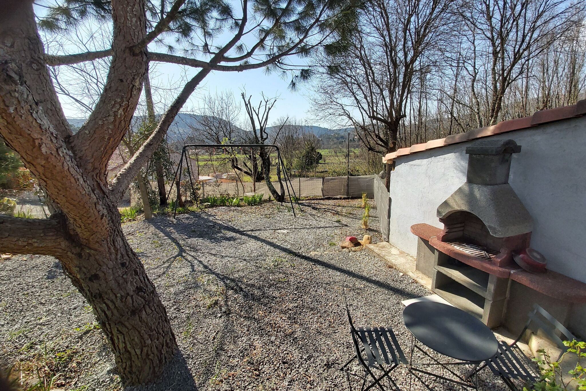Spacieuse maison de vacances avec terrasse à Chambonas