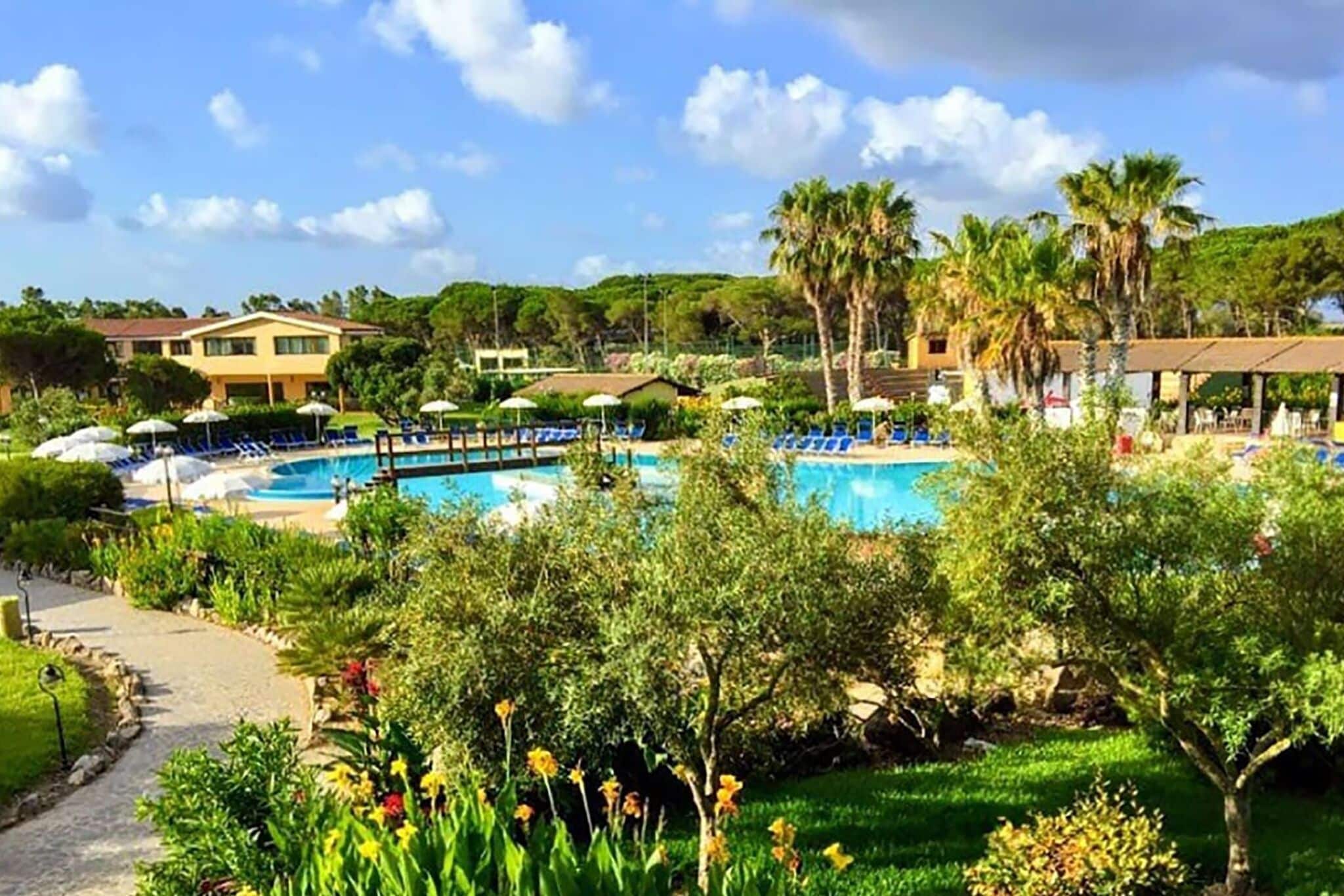 Villa ondergedompeld in het dennenbos op Sardinië met zwembad en op een steenworp afstand van de zee