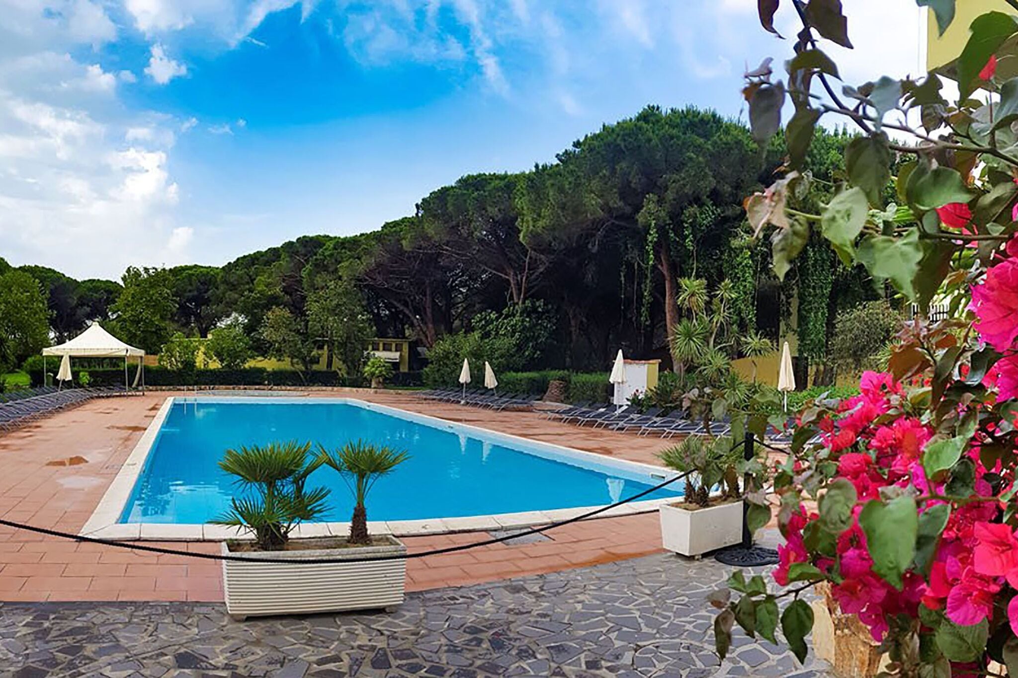 Villa immergée dans la pinède en Sardaigne avec piscine et à quelques pas de la mer
