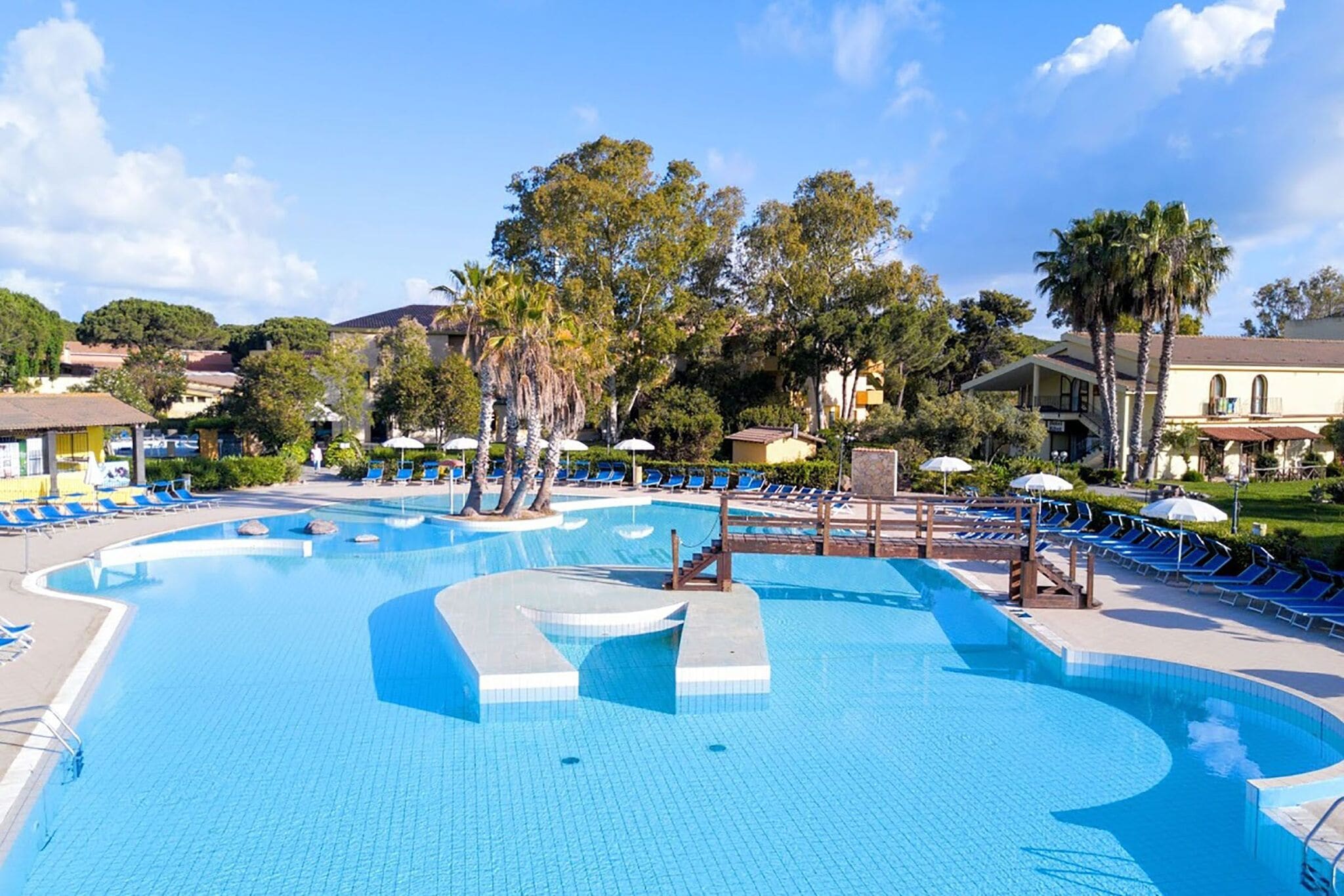 Villa immergée dans la pinède en Sardaigne avec piscine et à quelques pas de la mer