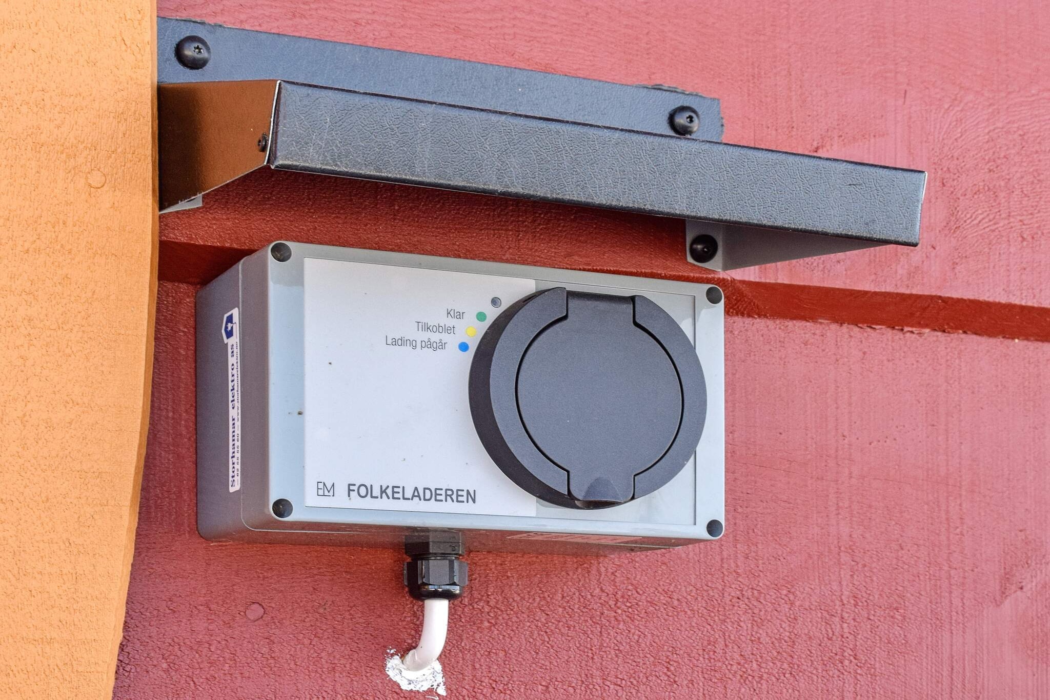 open kitchen(cooker(electric), hood, coffee machine(filter), microwave, dishwasher, fridge, freezer(1-59L), washing machine, high chair), Living/bed room(floor heating, 50 m2)(TV), bedroom(double bed, children\'s bed), bedroom(double bed, bunk bed), bedroom(double bed, bunk bed), bedroom(single bed), bathroom(floor heating)(washbasin, toilet), bathroom(floor heating)(washbasin, shower, toilet), heating(electric), terrace(24 m2), terrace(roofed, 6 m2), garden furniture, BBQ, parking