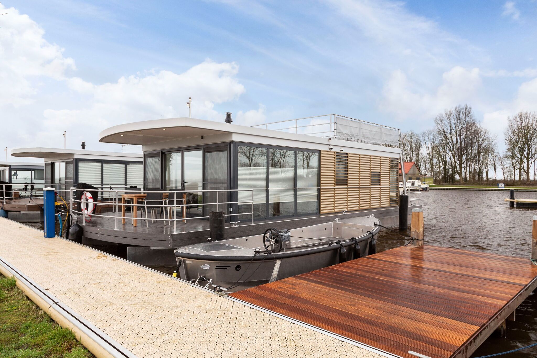 Hausboot mit Dachterrasse und schöner Aussicht