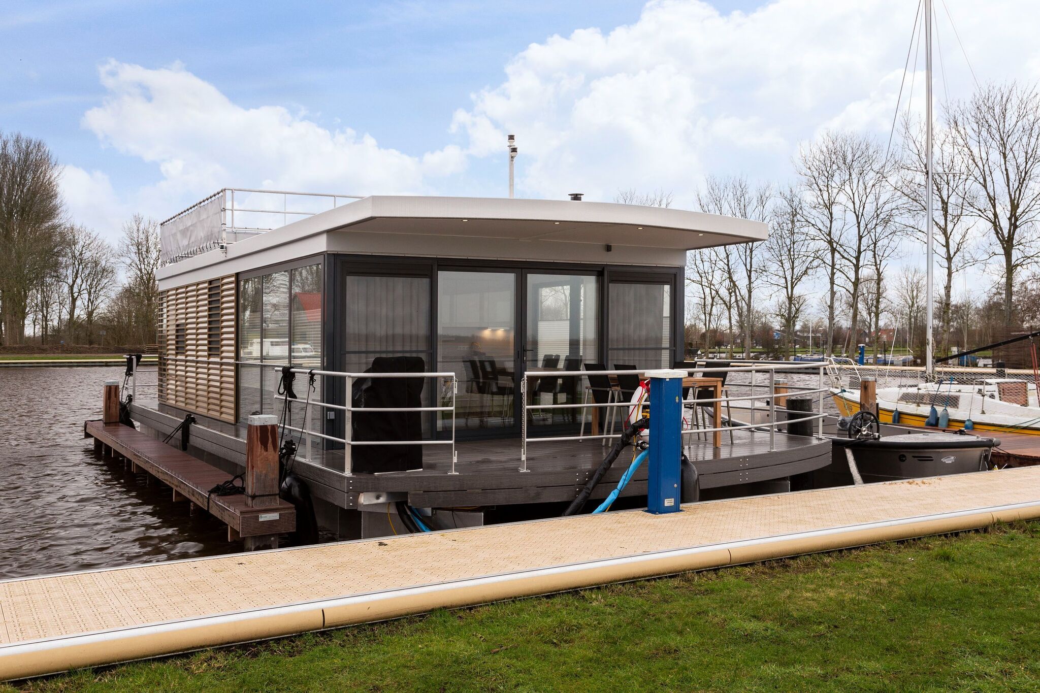péniche de luxe avec terrasse sur le toit et vue imprenable sur le Sneekermeer