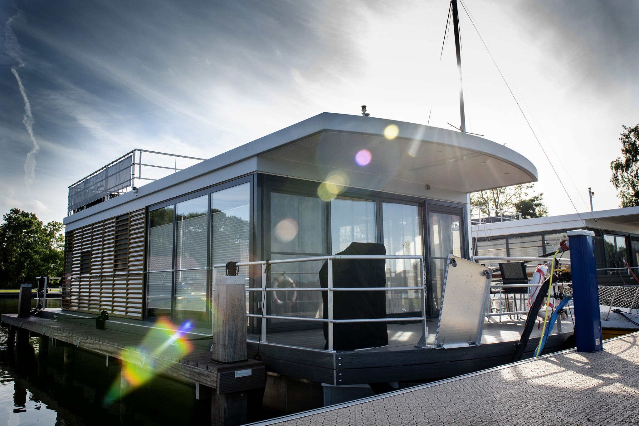 luxe houseboat met dakterras en schitterend uitzicht over het Sneekermeer