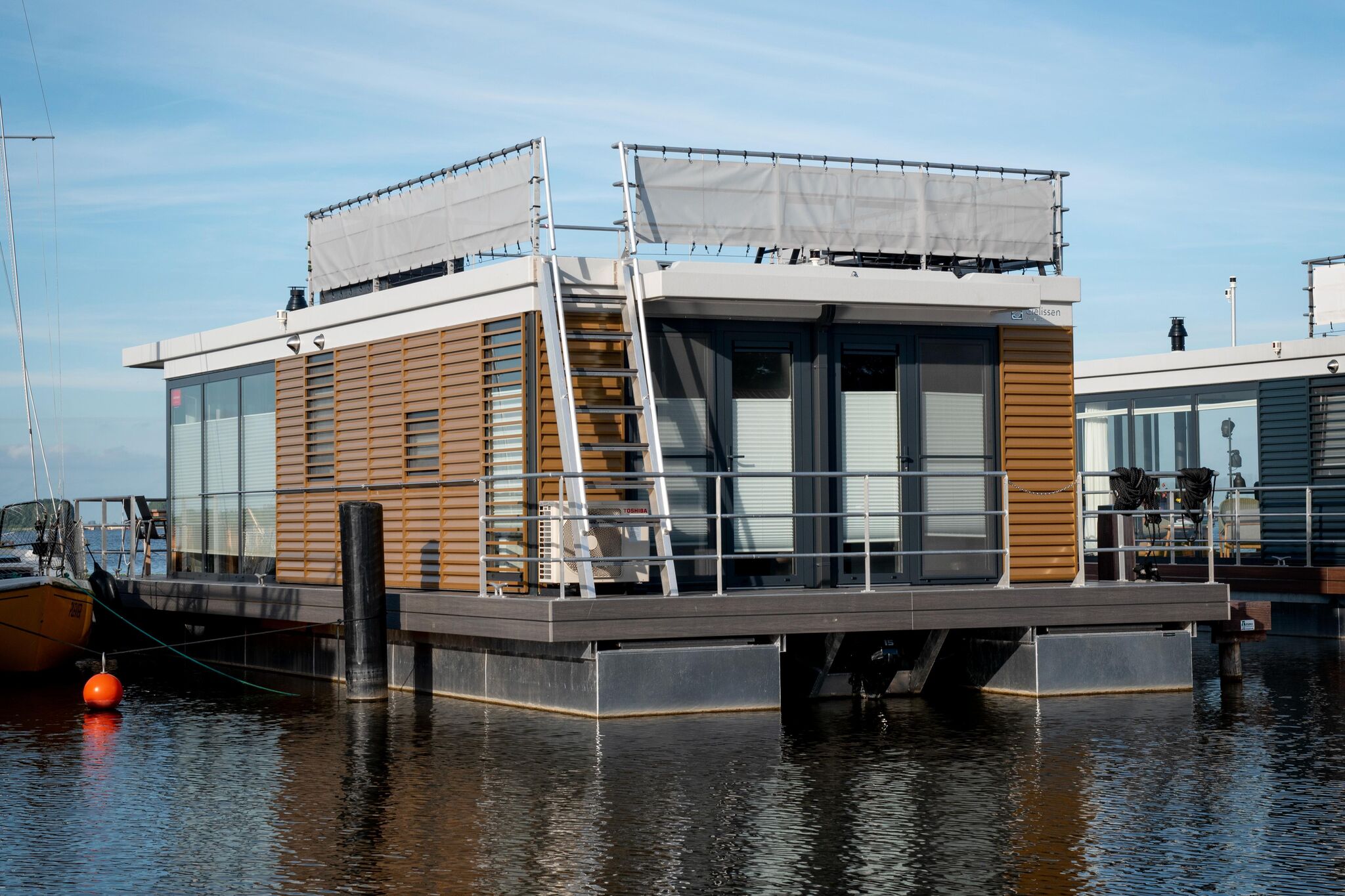 Houseboat with roof terrace and beautiful view