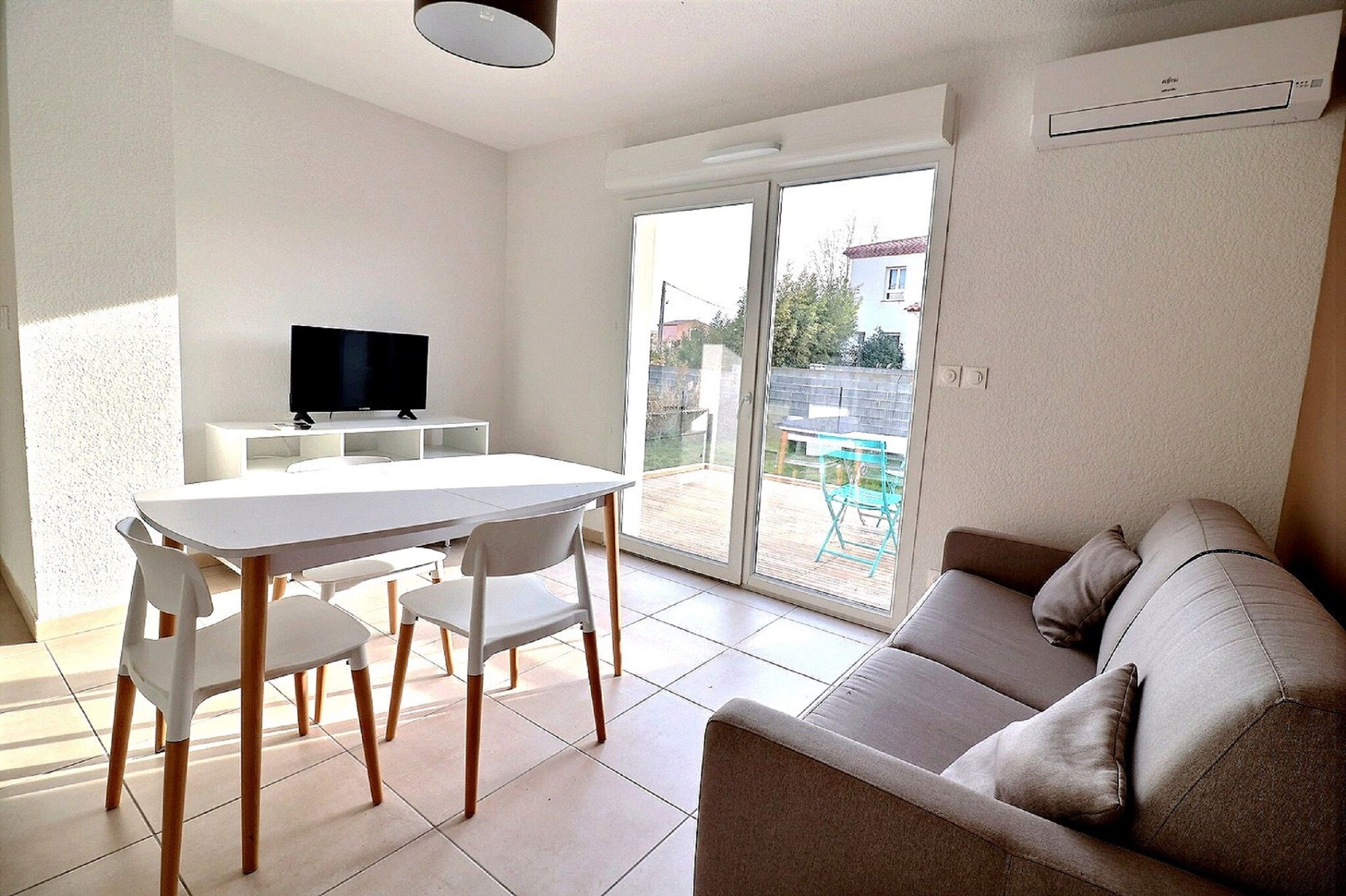 Ground floor: (Living room(double sofa bed, air conditioning), Kitchen(hob, coffee machine, combination microwave, dishwasher, fridge), bedroom(double bed), bathroom(shower, washbasin, toilet), Internet access, Garden Furniture , terrace, garden)\n\nOn the 1st floor: (bedroom(bunk bed or 2 single beds), bedroom(bunk bed or 2 single beds), bathroom(shower, washbasin, toilet))