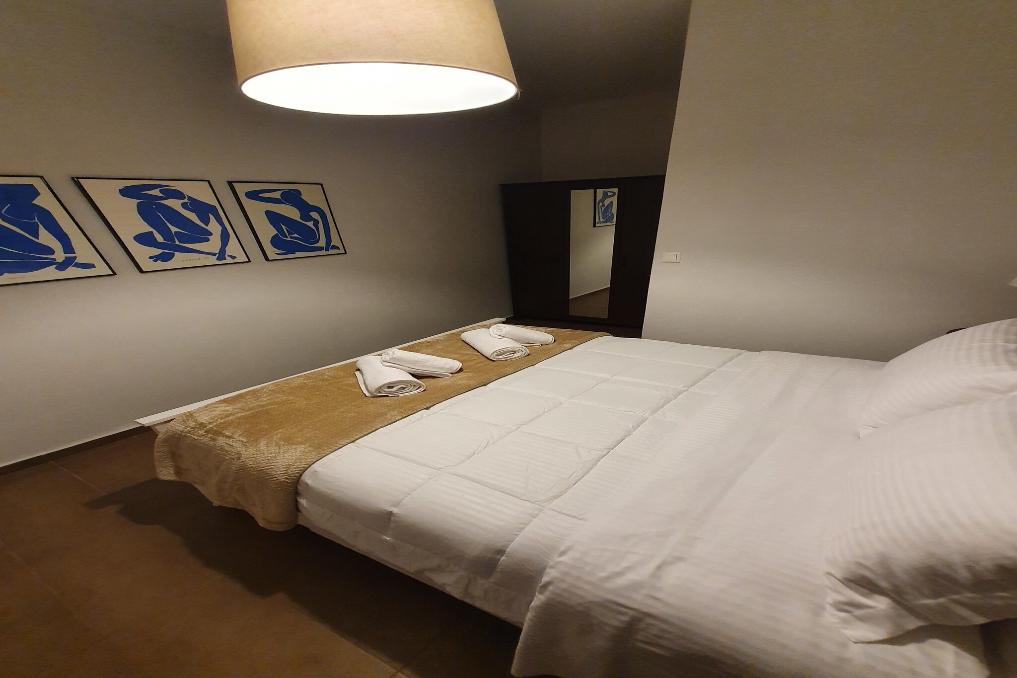 Ground floor: (Entrance(seating area, balcony or terrace, parking lot(public)), Living room(TV, seating area, streamingservice, air conditioning), open kitchen(electric kettle, toaster, cooker, coffee machine, oven, microwave, dishwasher, fridge-freezer, Blender), bedroom(double bed), bedroom(single bed, double bed or 2 single beds), bedroom(single bed), bathroom(bathtub or shower, toilet, washing machine, hairdryer))\n\nterrace, garden, sun loungers, BBQ, parking lot(public)