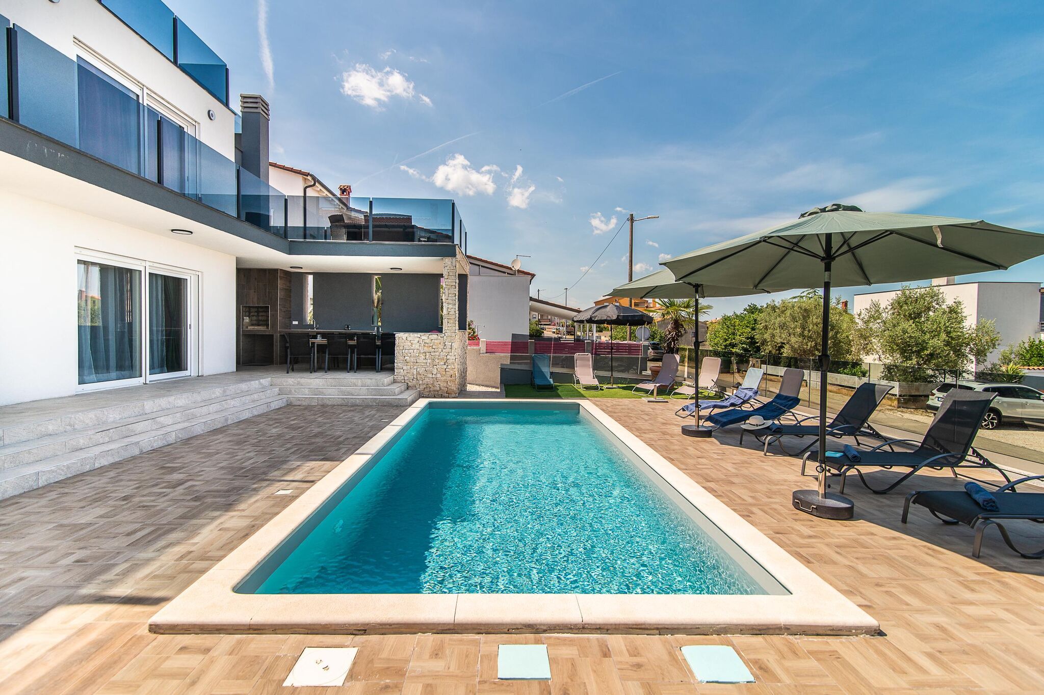Luxusvilla mit privatem Pool und Meerblick