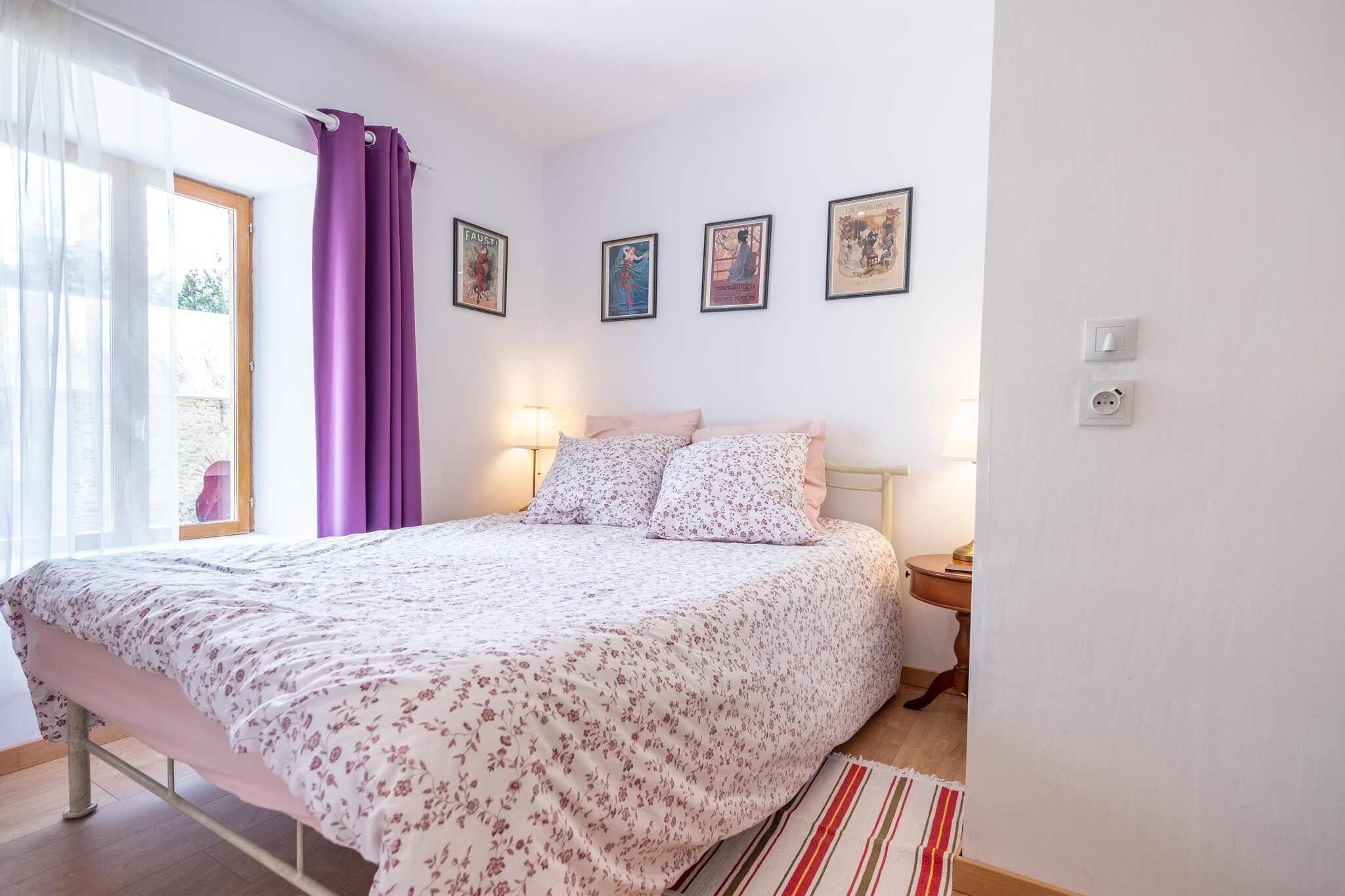 Ground floor: (Living room(double sofa bed, TV, dining table, seating area), open kitchen(electric kettle, toaster, coffee machine, oven, microwave, fridge-freezer, washing machine), bathroom(shower, washbasin, toilet))\n\nOn the 1st floor: (Bedroom with bathroom(single bed, double bed, TV, shower, washbasin, toilet), Bedroom with bathroom(double bed, TV, shower, washbasin, toilet))\n\ngarden, garden furniture, BBQ, parking