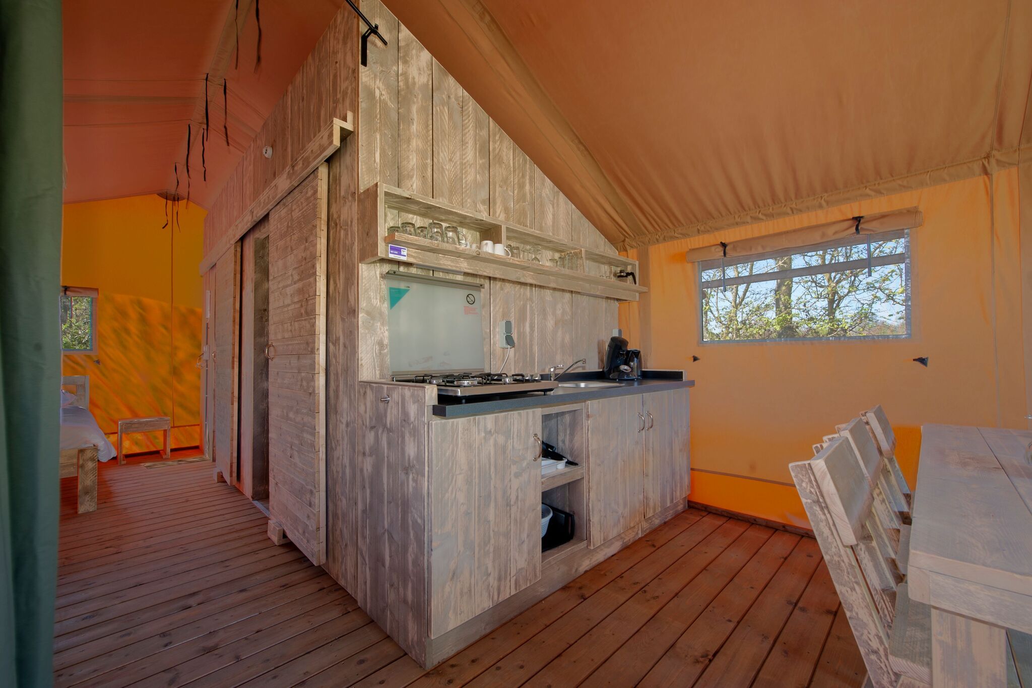 Nice tent lodge with kitchen, Breda only 10 km.