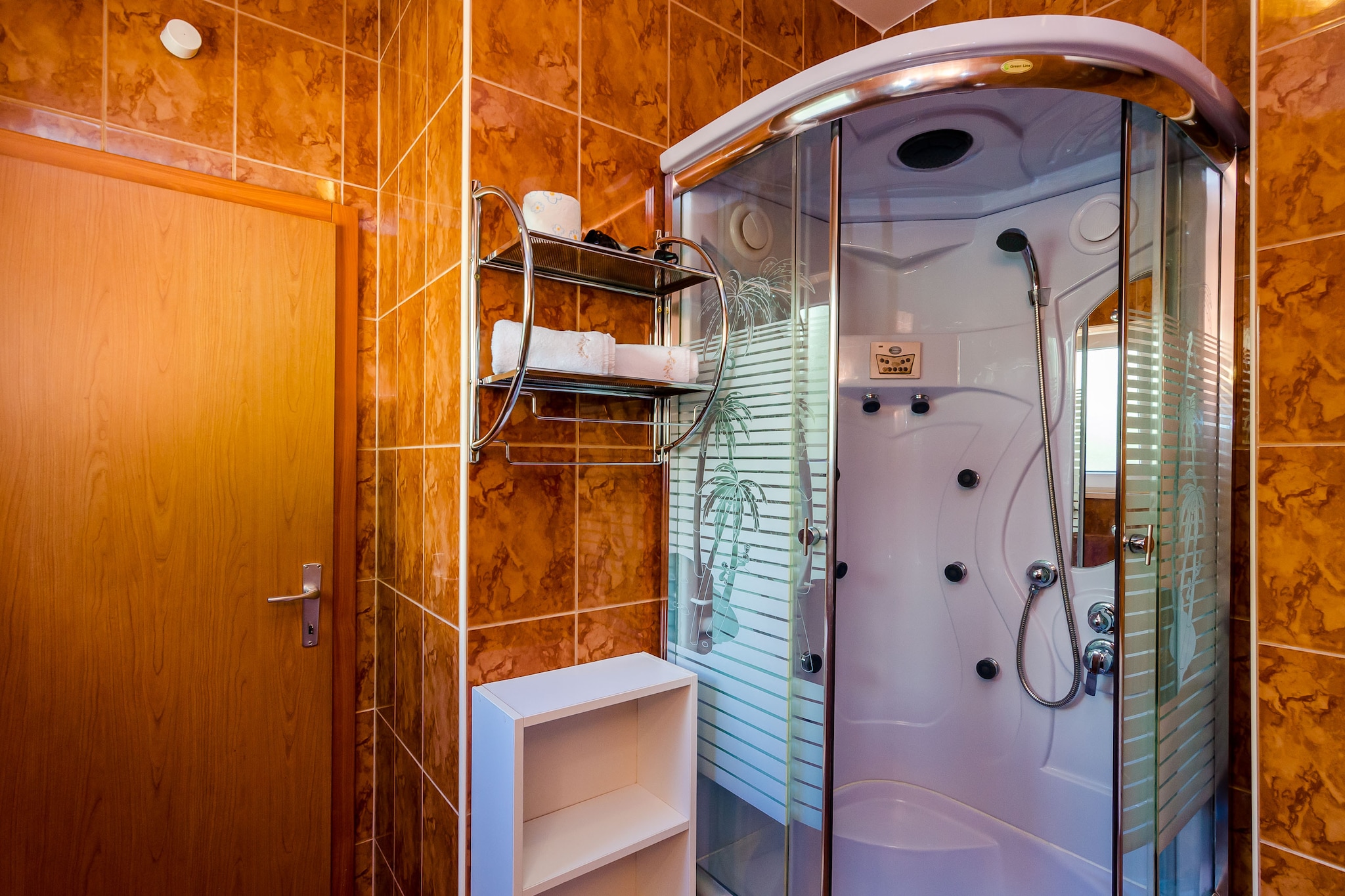 Apartments Aura - Comfort Studio Apartment 3 with shared swimming pool-Badkamer
