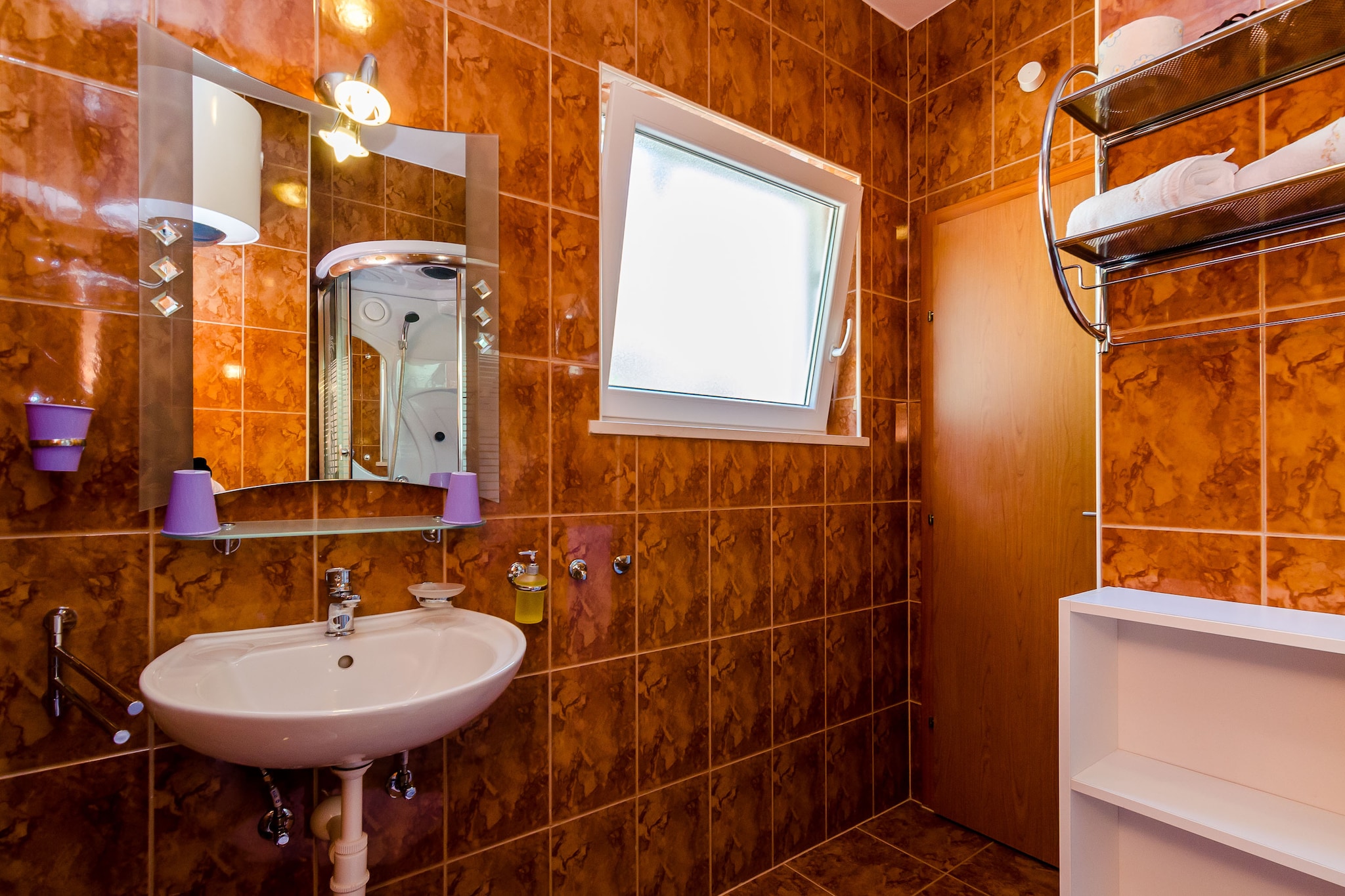 Apartments Aura - Comfort Studio Apartment 5 with shared swimming pool-Badkamer