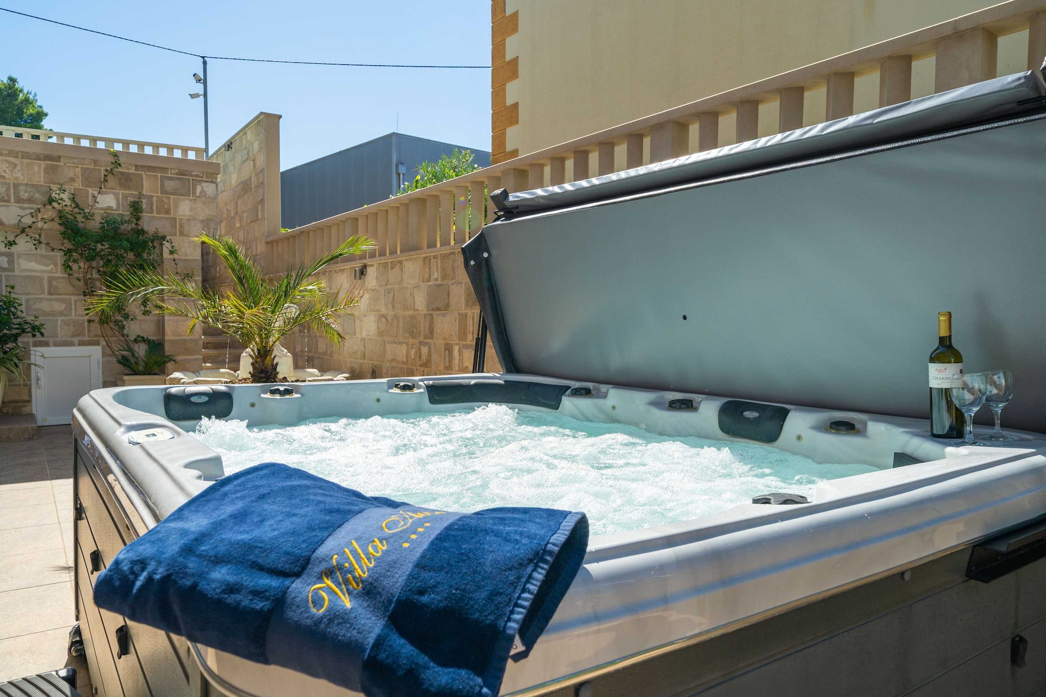 Apartments Aura - Comfort Studio Apartment 5 with shared swimming pool-Spa