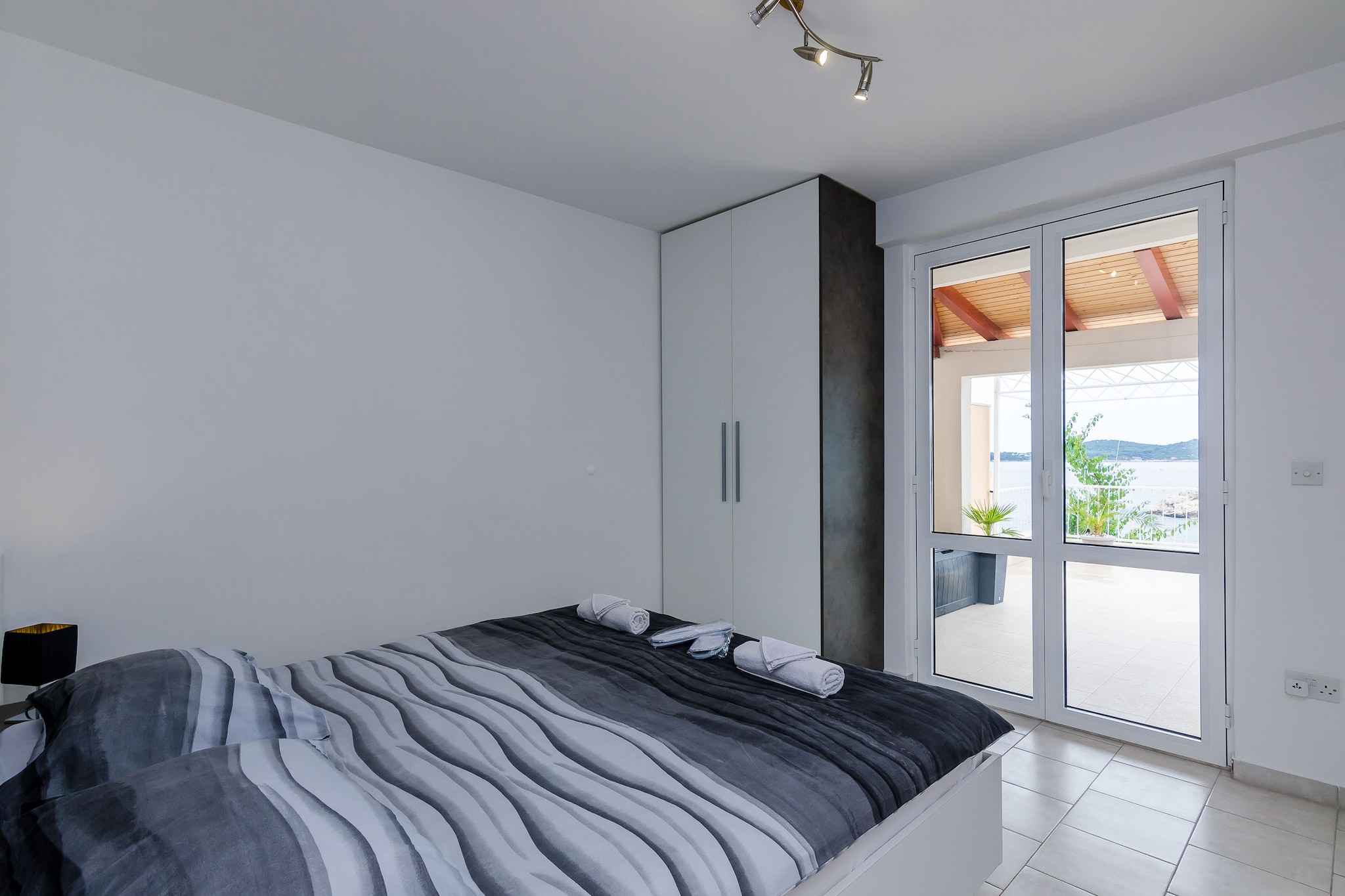 Apartment Franceska -Two-Bedroom Apartment with Terrace and Sea View-Chambre
