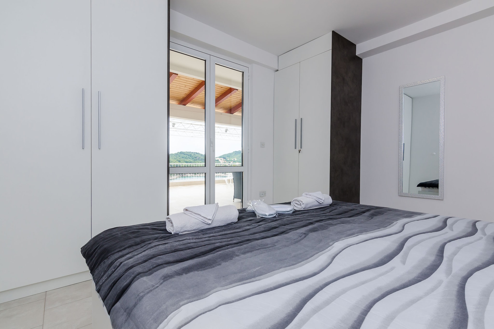 Apartment Franceska -Two-Bedroom Apartment with Terrace and Sea View-Chambre