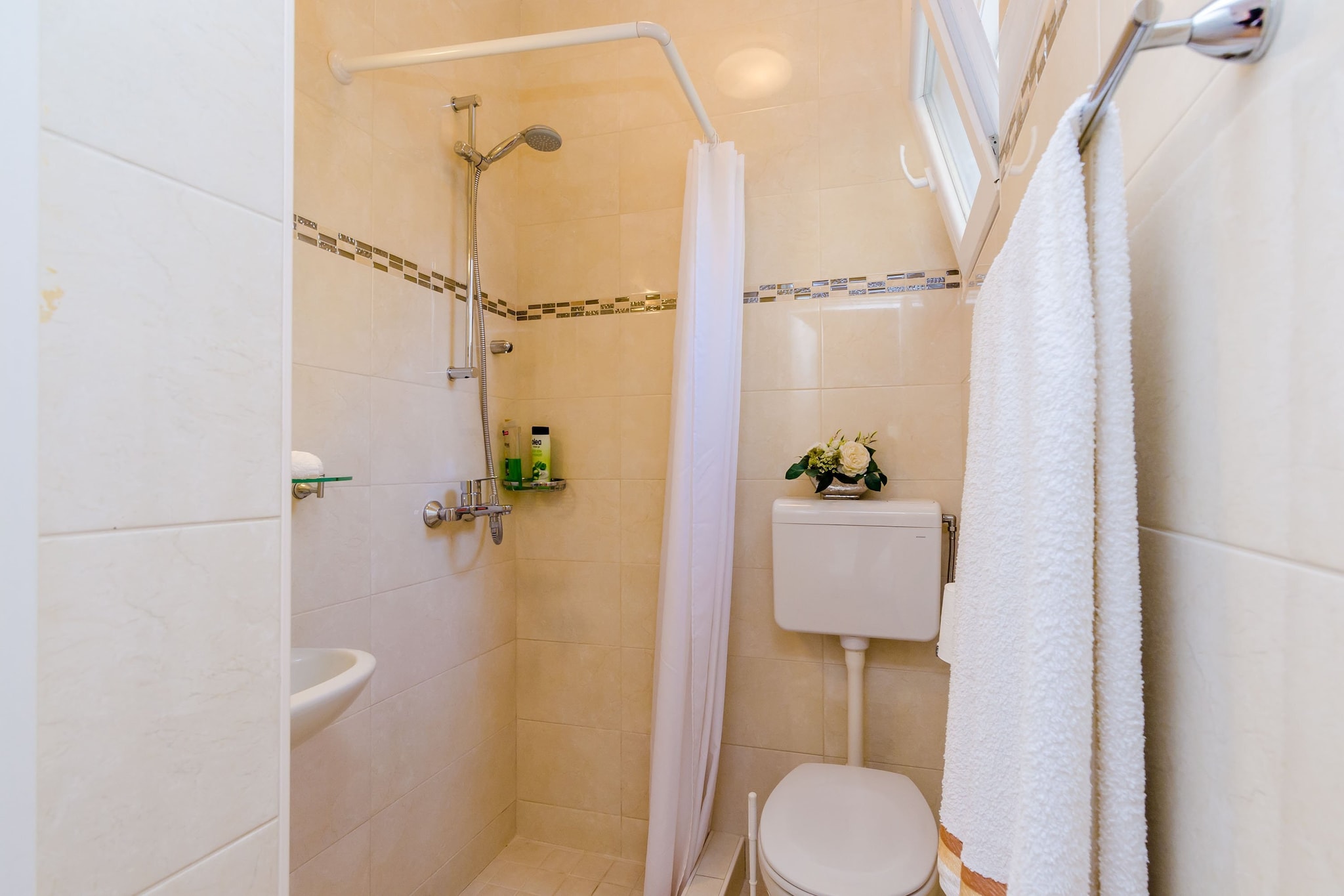 Rooms Batina are set in a quiet area of Dubrovnik, 1.5 km from the UNESCO-protected Old Town..
Luggage storage before check in is available.
This lovely double room is a perfect fit for up to two persons.
It features free Wi-Fi, air-conditioning and bathroom with bathtub.
It also provides common terrace, so you can enjoy the view of the city and Adriatic Sea.
Rooms Batina are located in a quite part of Dubrovnik with easy access to Old town with many museums, churches and other sights.
A local bus stop with frequent lines to the center is within 100 metres.
Dubrovnik Bus Station and Ferry Port, connecting the mainland with various Dalmatian islands, are 1,5 km from the apartment, while Dubrovnik Airport is 17 km away.