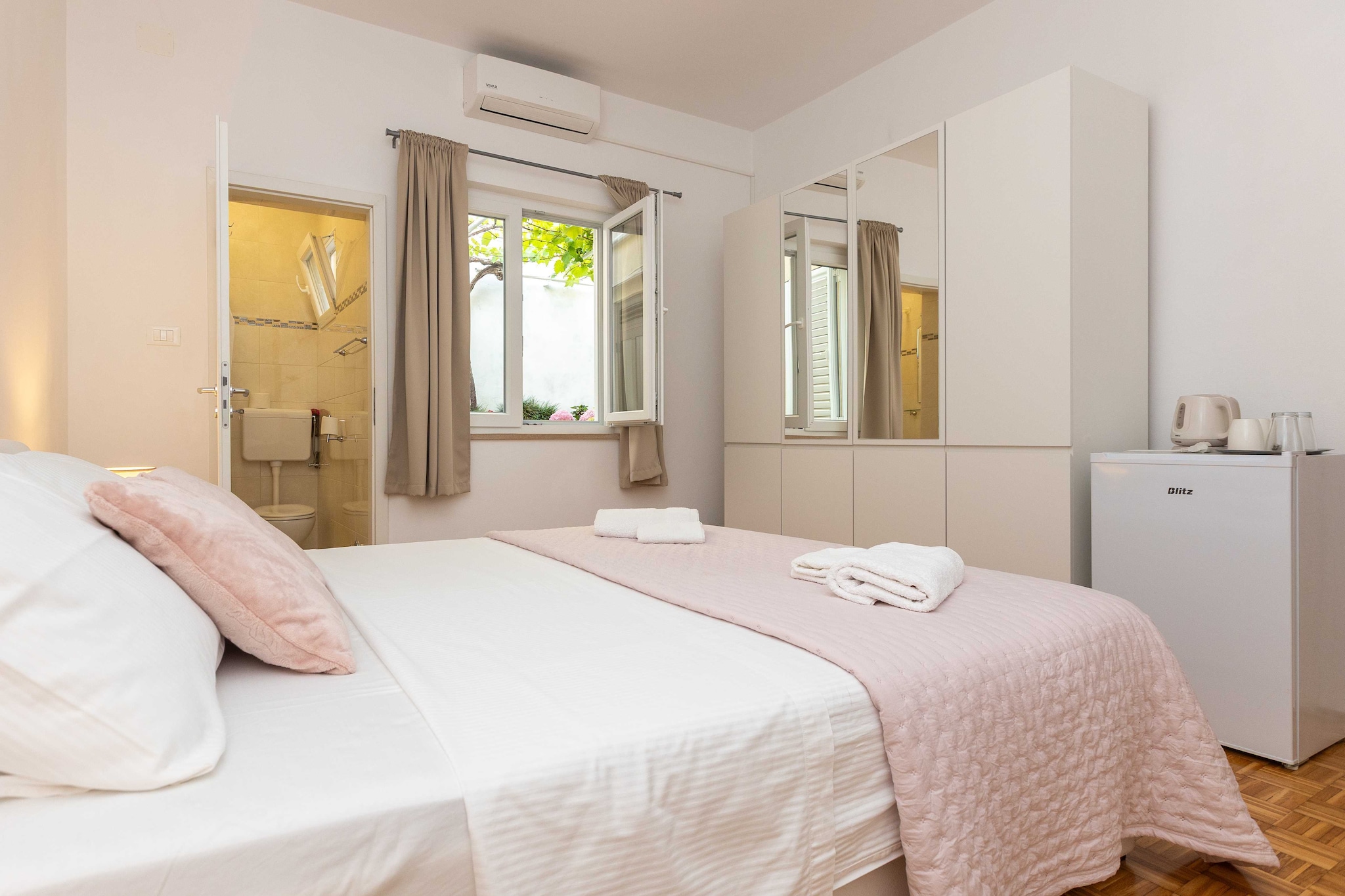 Rooms Batina- Standard Double Room-2 - Schlafzimmer
