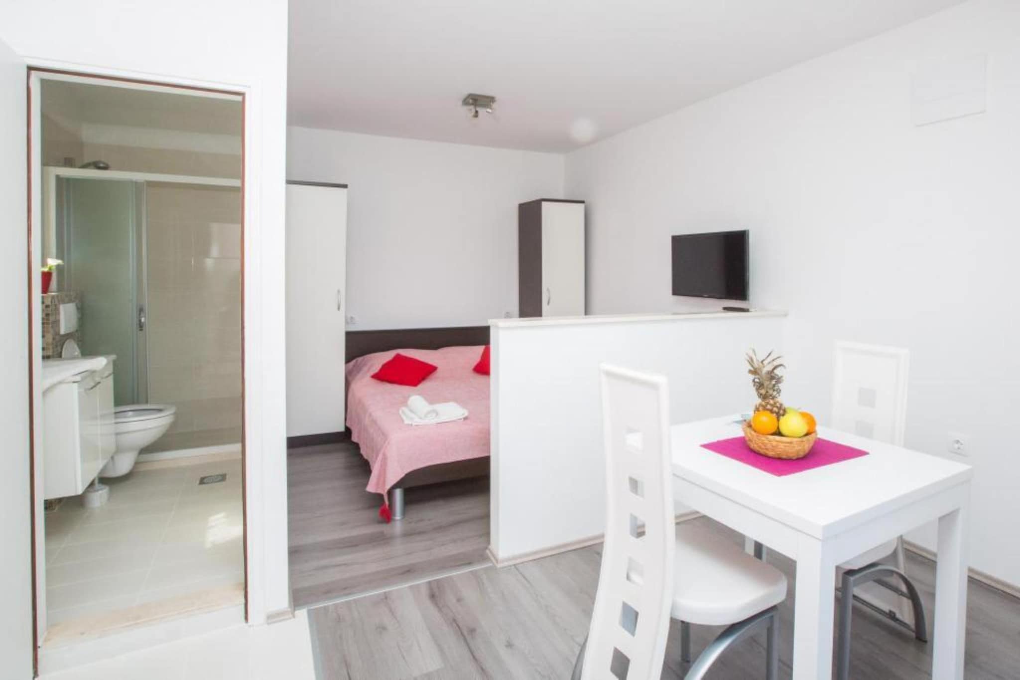 Villa Roza - Studio Apartment with Balcony-Slaapkamer