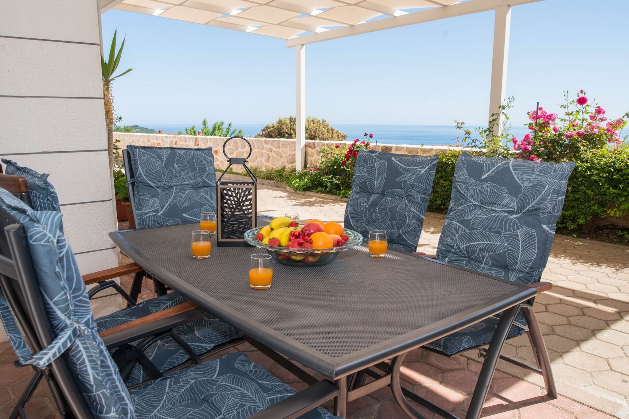 Apartment Faros is two bedroom apartment ideally located in a quiet neighborhood in Dubrovnik.
Baggage drop-off possible both before check in, and after check-out.
This apartment features Air conditioning, WiFi, furnished terrace with sea view. The kitchen is equipped with refrigerator, oven, dishwasher, microwave, water kettle, toaster.
Washing machine, hair dryer and ironing facilities are on guests disposal.
This two bedroom apartment can comfortably accommodate up to 5 persons.
Apartment Faros is ideally located in a quiet neighborhood only 1 km away from the Old town and city walls. The famous Banje beach is 20 minutes walk away, with many more of them in surrounding area. Grocery store, bus station, restaurants, bars and coffee shops can be found within walking distance.
Dubrovnik Bus Station and Ferry Port, connecting the mainland with various Dalmatian islands, are 2.6 km from the apartment, while Dubrovnik Airport is 20 km away.