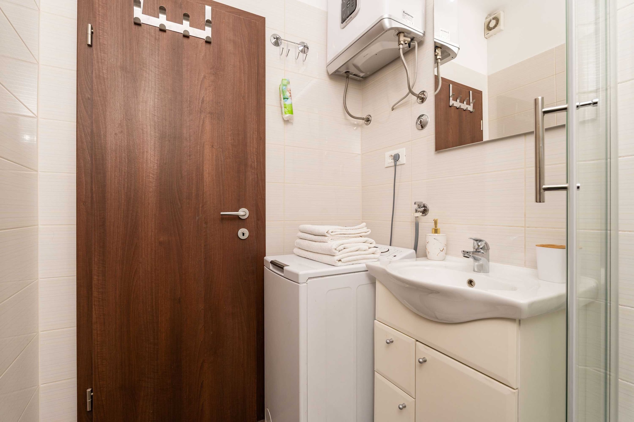 Apartment Family Tokić - One Bedroom Apartment with Terrace-Badkamer