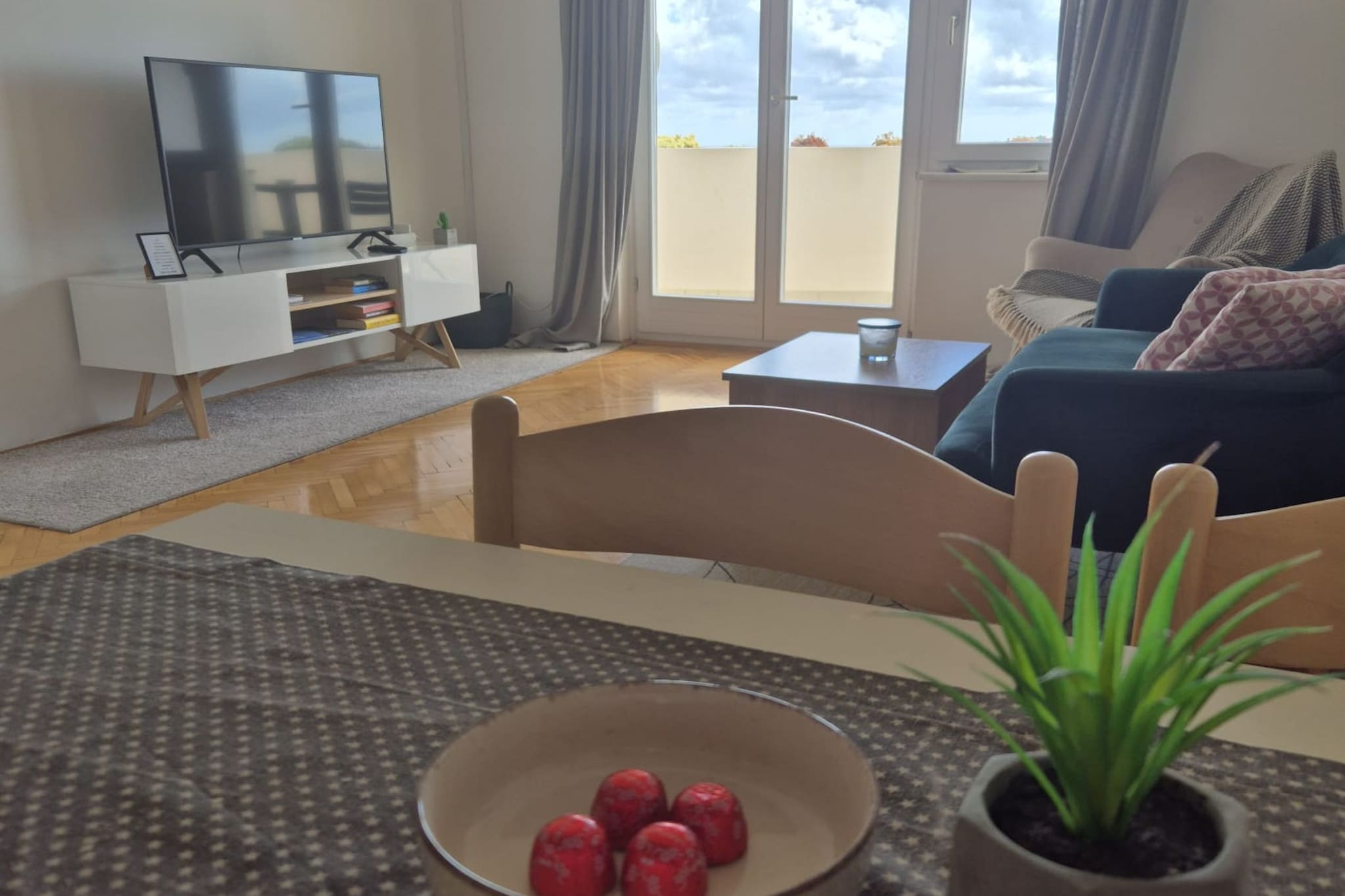 Apartment Mia - Two-Bedroom Apartment with Balcony and Sea View