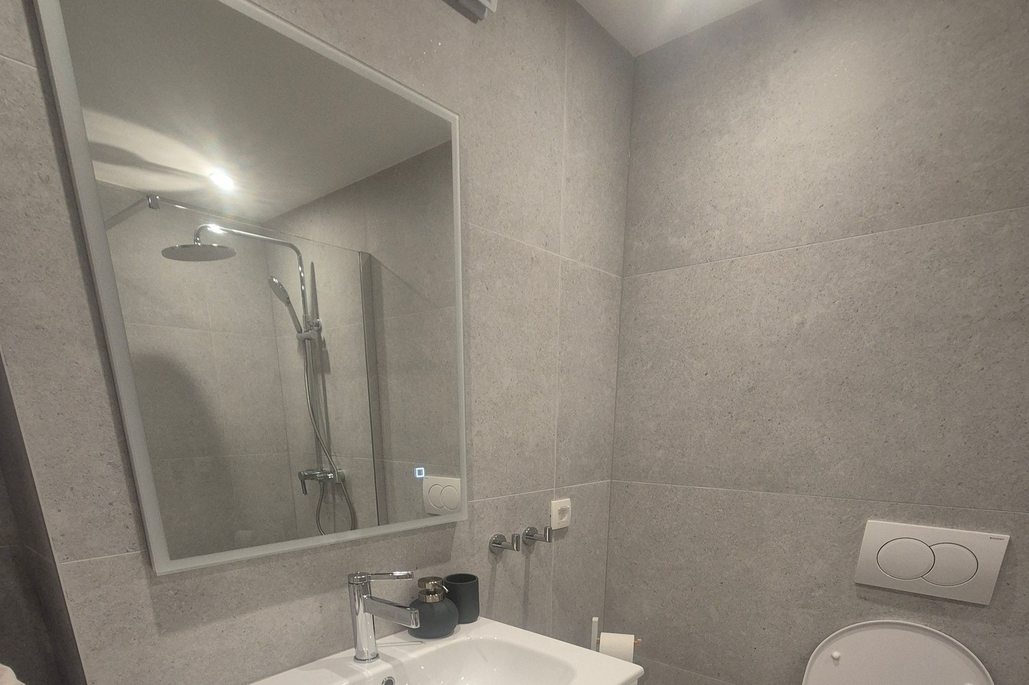 Apartment Mia - Two-Bedroom Apartment with Balcony and Sea View - Badkamer