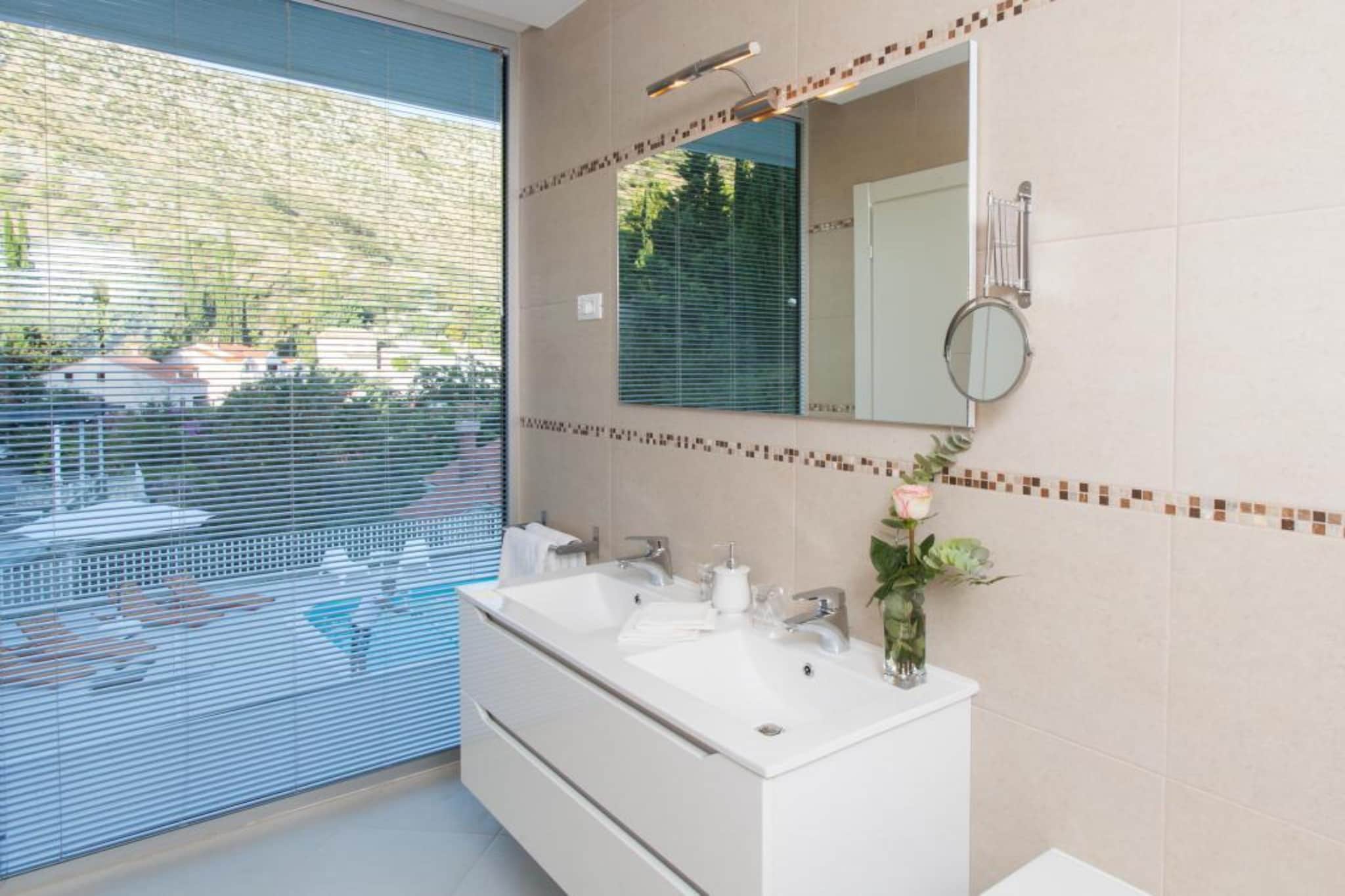 Villa Dupcic - Five-Bedroom Villa with Private Pool and Sea View-Salle de bain