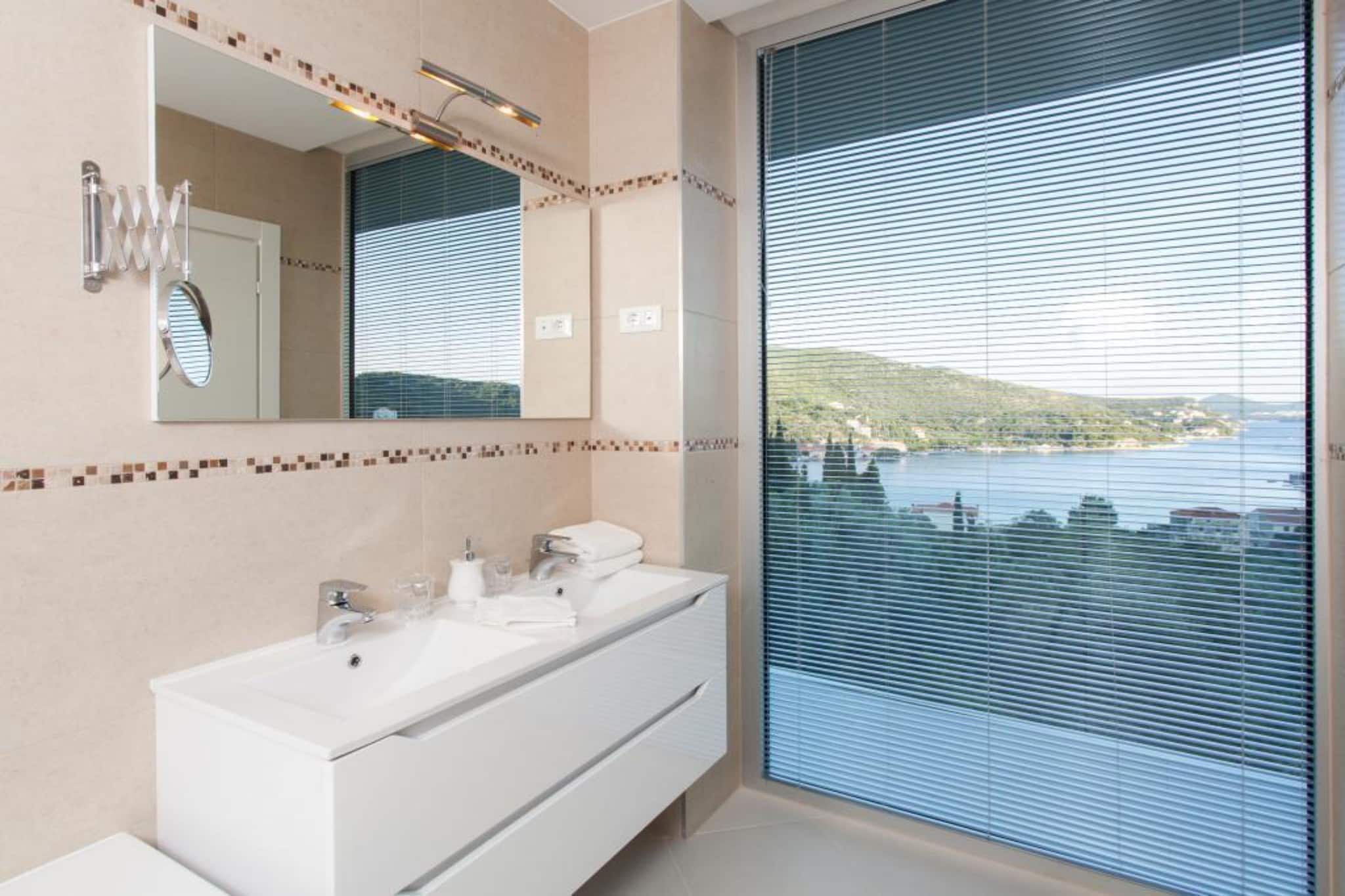 Villa Dupcic - Five-Bedroom Villa with Private Pool and Sea View-Salle de bain