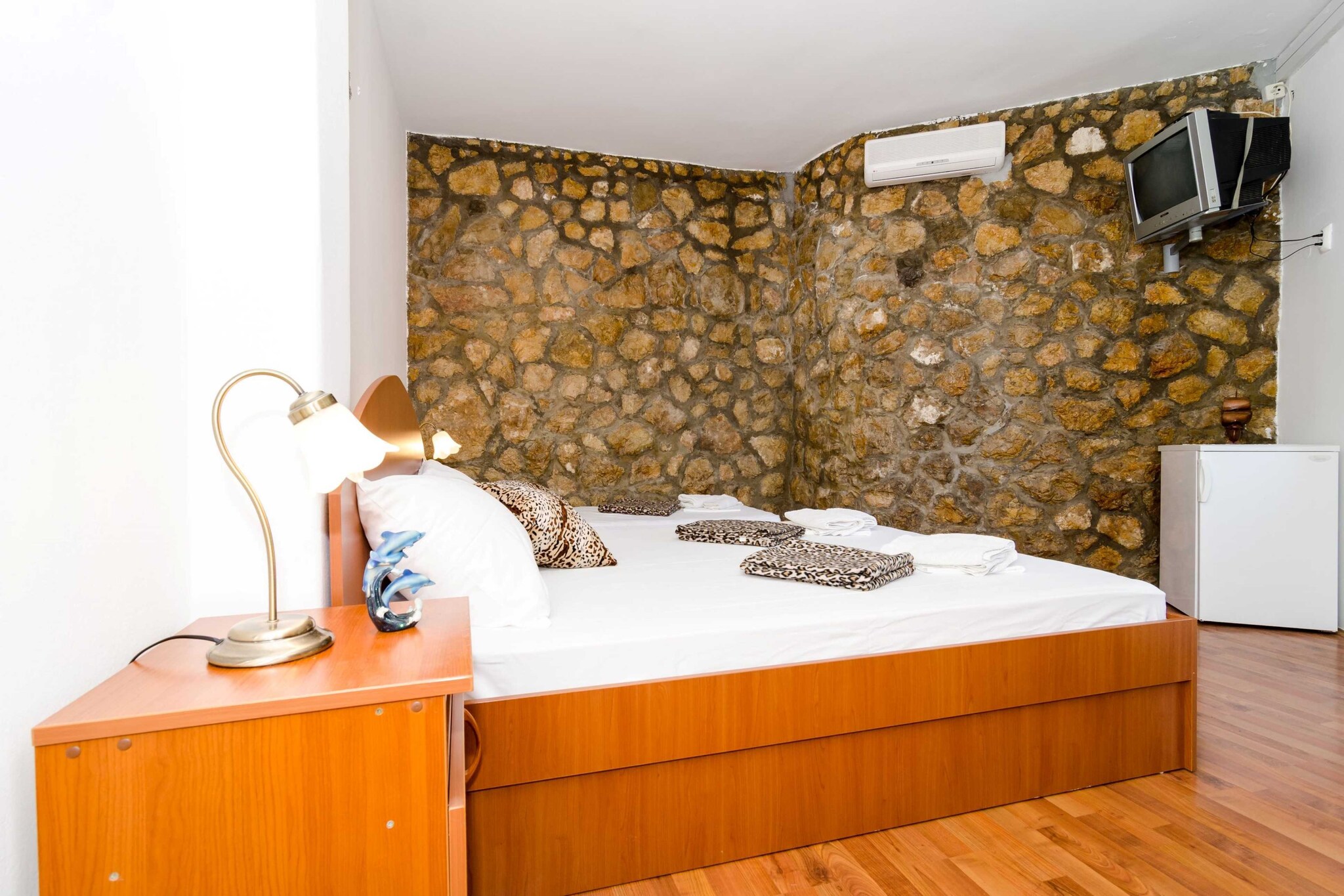 On the 1st floor: (Kitchen, bedroom(single bed, small double bed), bathroom)\n\ncommon kitchen, toilet, TV, fridge, shower, balcony, air conditioning, hairdryer