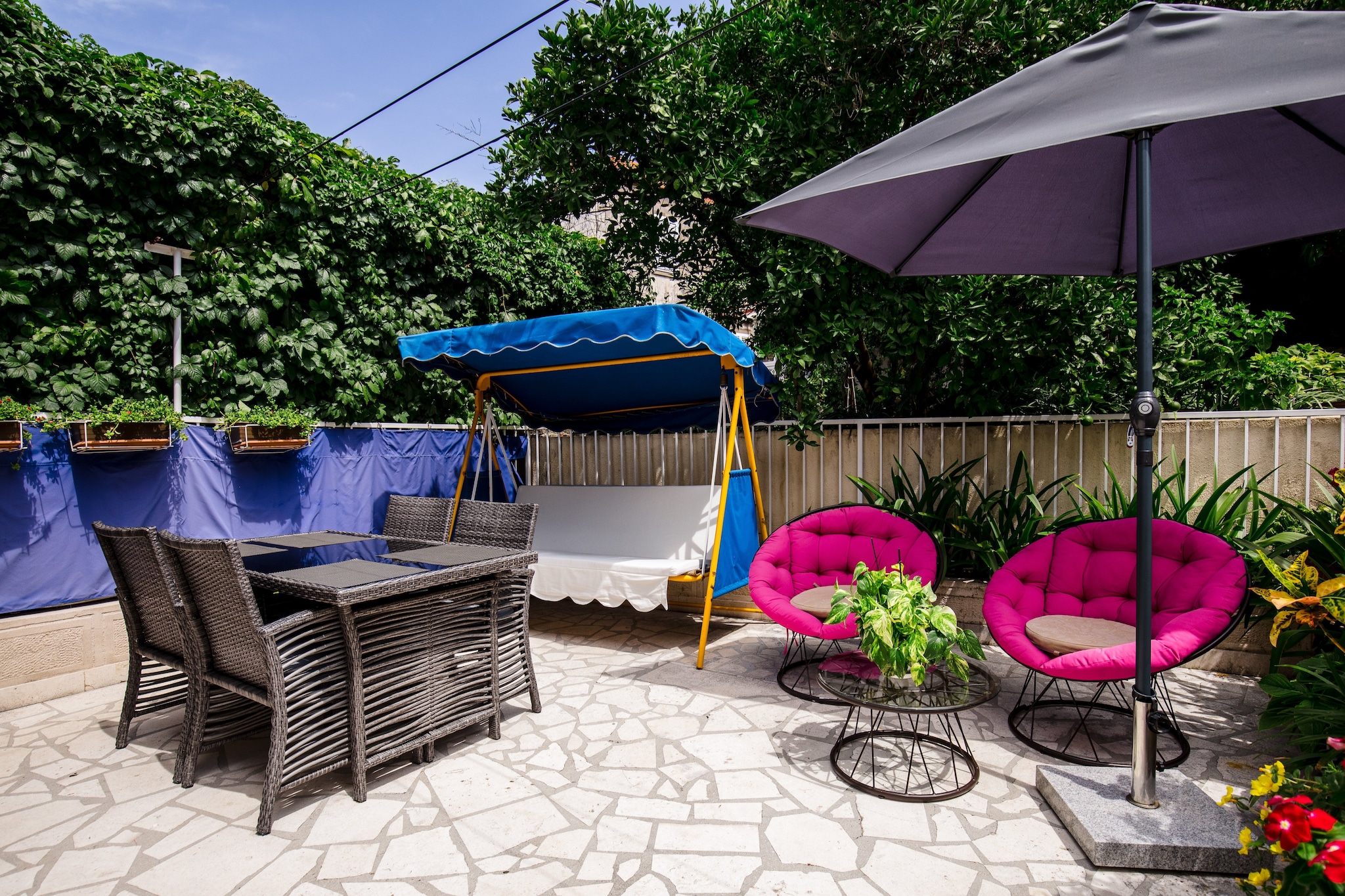 Only 200 meters from the main ferry port and bus station, Rooms Edna is set in a quiet area, in the Gruž area of Dubrovnik.
The property offers 3 accommodation units. All accommodation units feature air-conditioning, TV and with free WiFi. Common fridge and a common terrace are available to the guests.
Luggage storage is possible prior check in and after check out, so you can explore the place a little more before your departure.
This double room features free Wi-Fi, flat screen TV, air conditioning and private bathroom fitted with shower
Common fridge is also at guests' disposal.
This double room can comfortably accommodate up to 2 person.
Cafe bars, restaurants, grocery stores, bakeries, pharmacies, and banks are all less than a 5 minute walk away from the accommodation. The bus stop to other parts of town and ferries to surrounding islands are 200 meters away. Another 50 meters down the street guests will find a green market, fish market and several shops.
Dubrovnik bus station and ferry port, connecting the mainland with various Dalmatian islands, are 10 minutes walking distance from the property, while Dubrovnik Airport is 21 km away.
