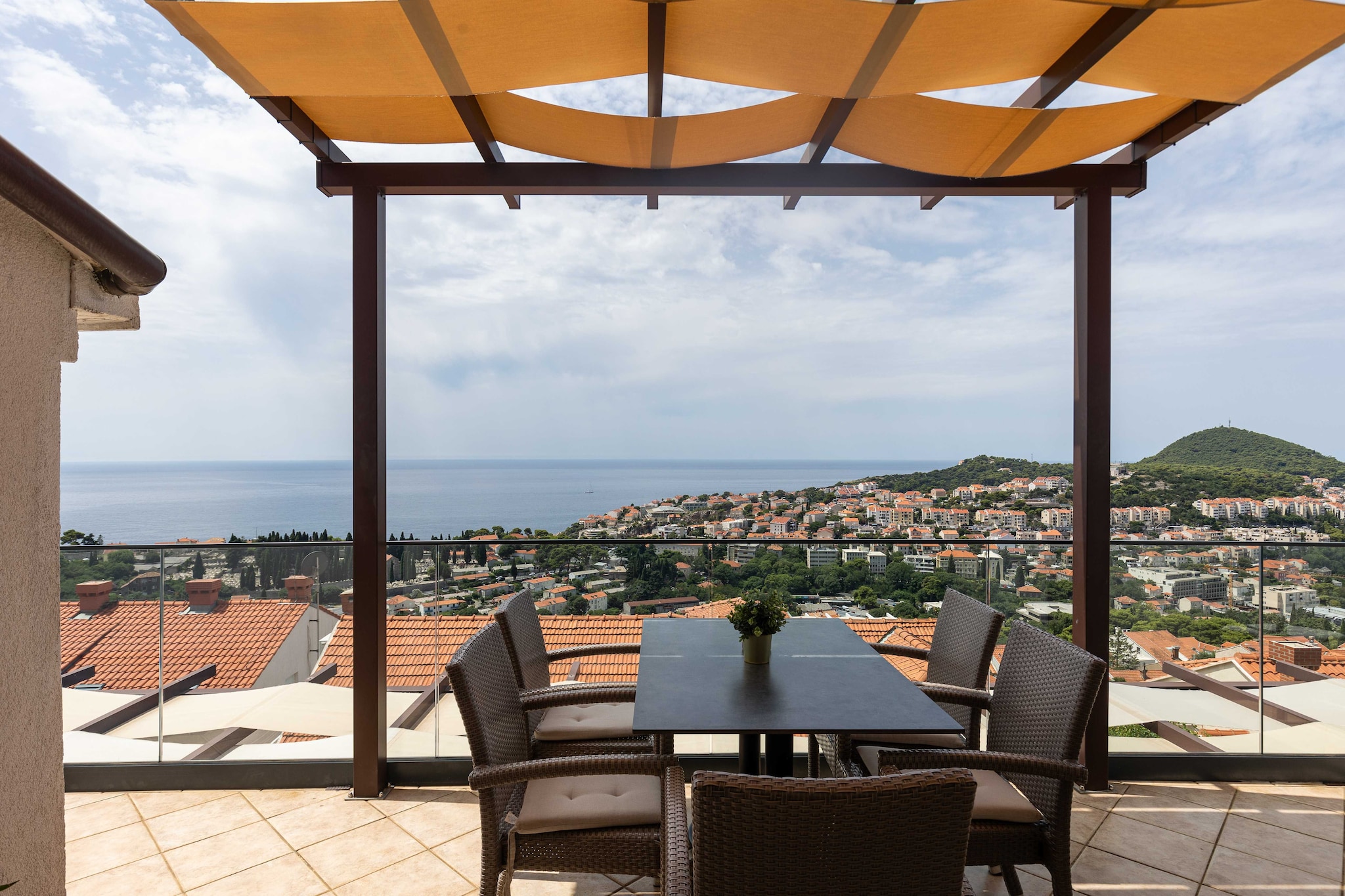 Guest House Kono - Two-Bedroom Apartment with Balcony and Sea View - Marka Gjaje Street - Terrasbalkon