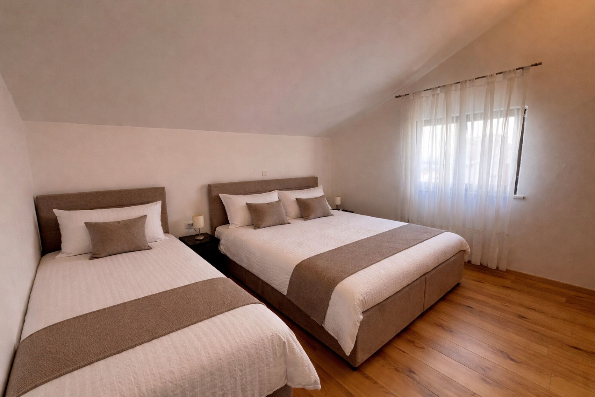 Guest House Kono - Two-Bedroom Apartment with Balcony and Sea View - Marka Gjaje Street - Slaapkamer