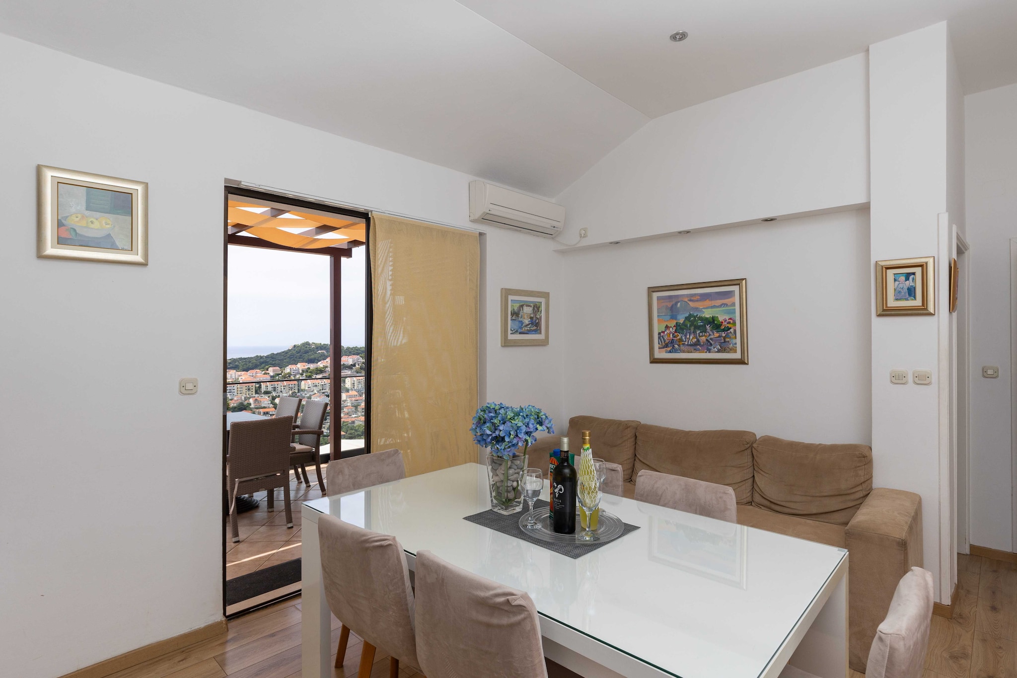 Guest House Kono - Two-Bedroom Apartment with Balcony and Sea View - Marka Gjaje Street - Eetkamer