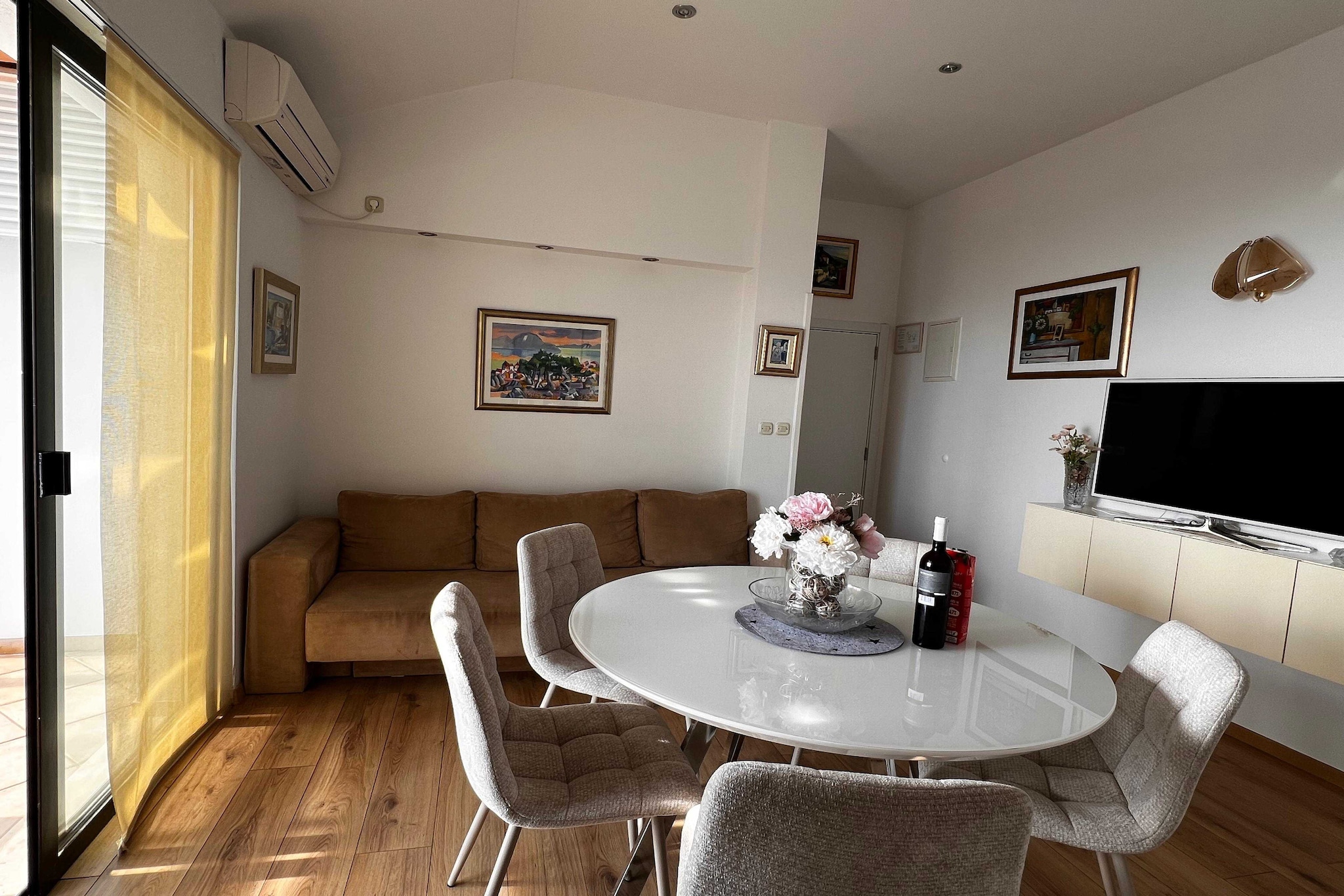 Guest House Kono - Two-Bedroom Apartment with Balcony and Sea View - Marka Gjaje Street - Eetkamer