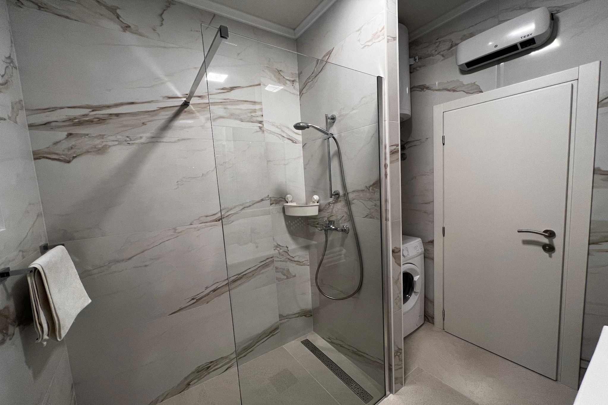 Guest House Kono - Two-Bedroom Apartment with Balcony and Sea View - Marka Gjaje Street - Badkamer