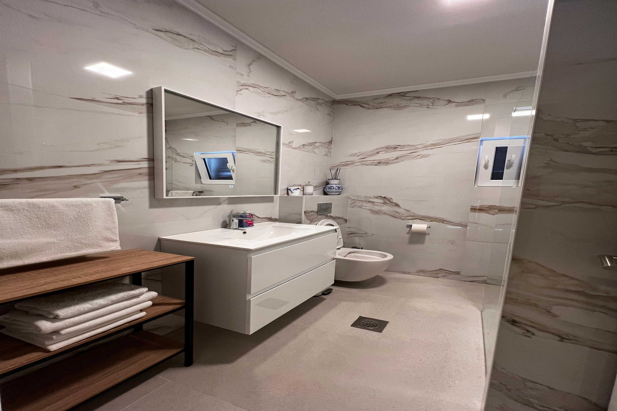 Guest House Kono - Two-Bedroom Apartment with Balcony and Sea View - Marka Gjaje Street - Badkamer