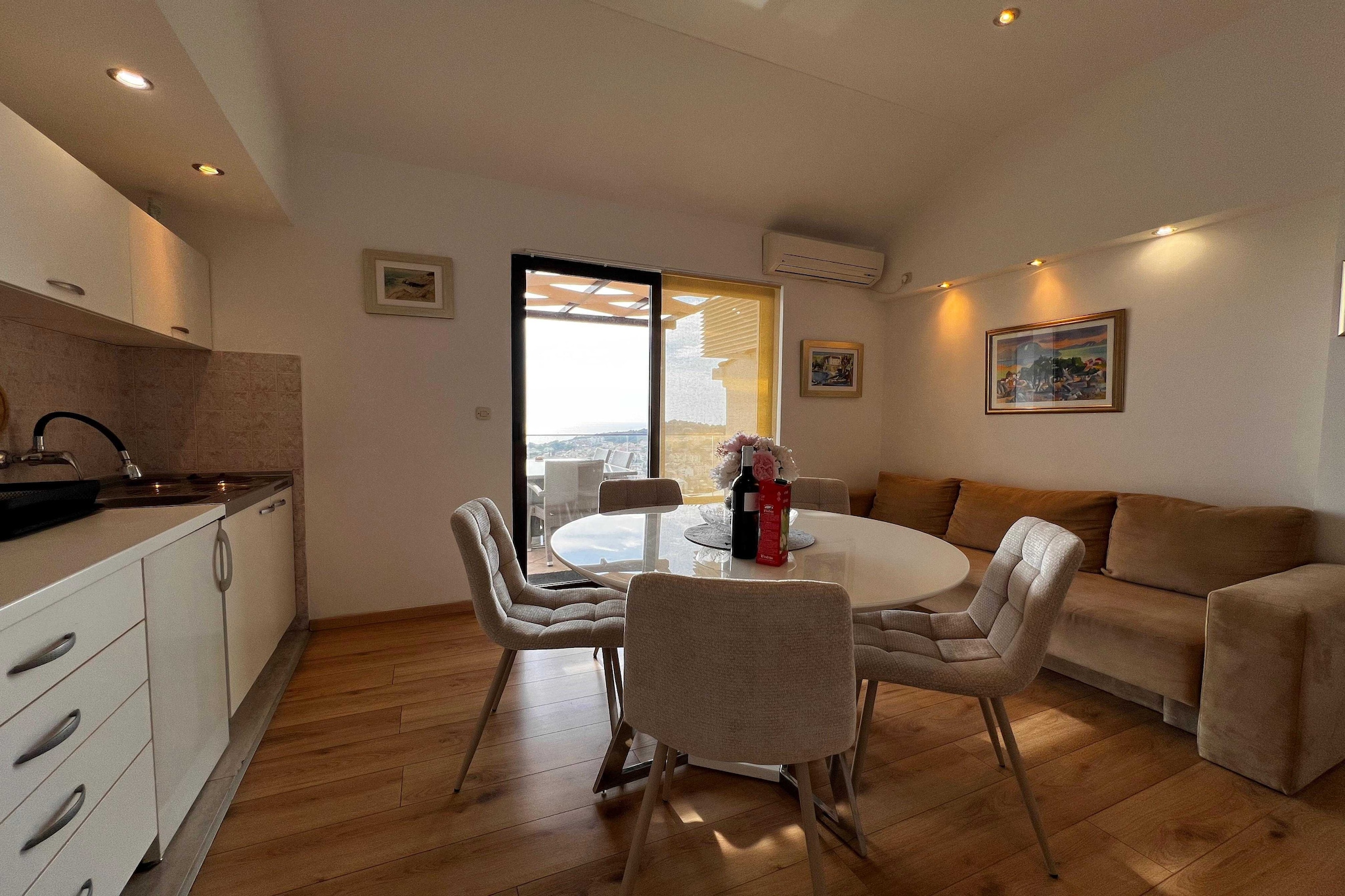 Guest House Kono - Two-Bedroom Apartment with Balcony and Sea View - Marka Gjaje Street - Eetkamer