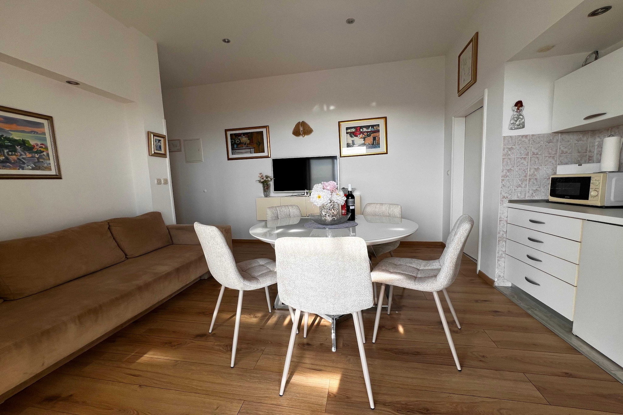 Guest House Kono - Two-Bedroom Apartment with Balcony and Sea View - Marka Gjaje Street - Eetkamer