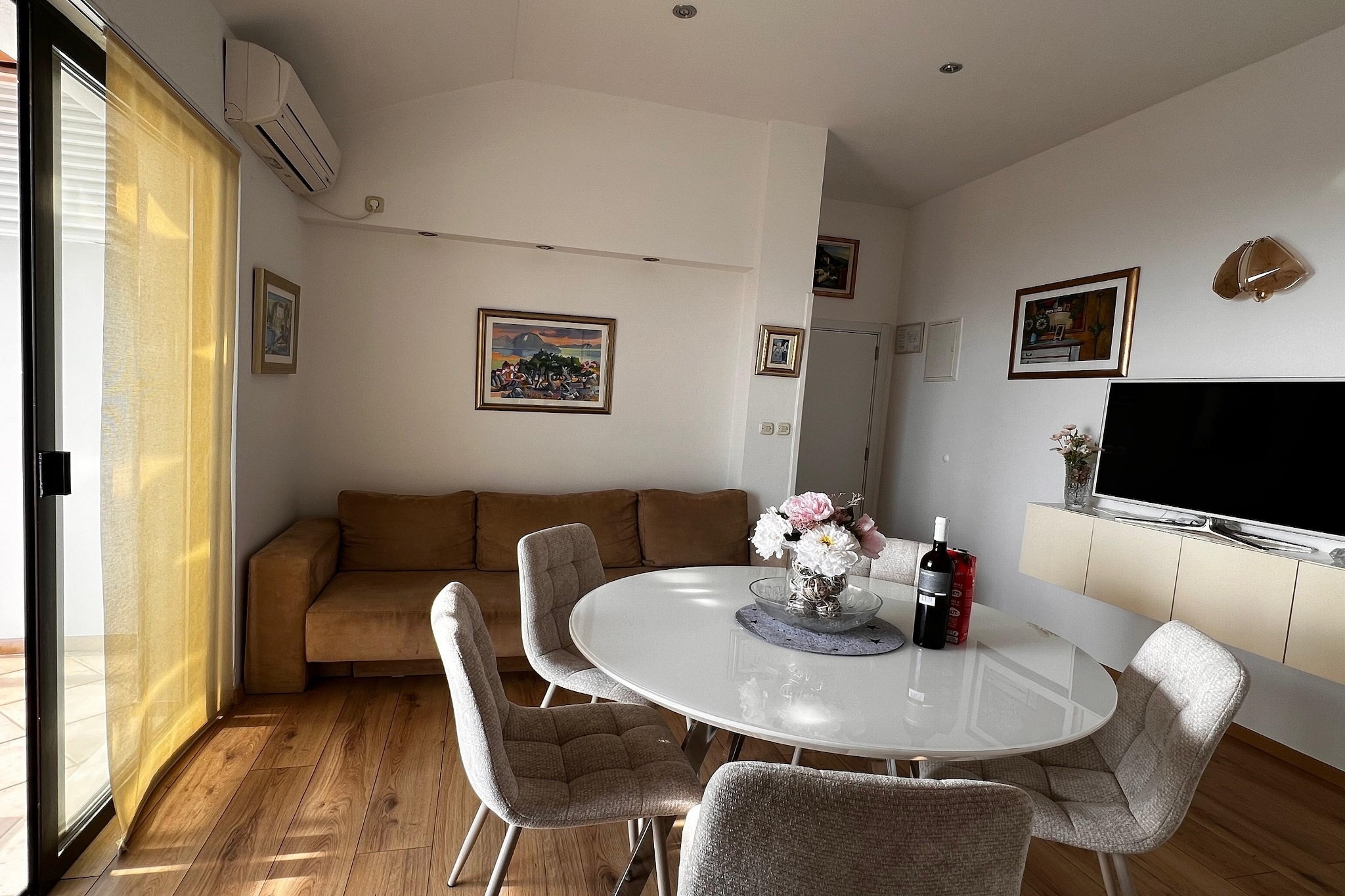 Guest House Kono - Two-Bedroom Apartment with Balcony and Sea View - Marka Gjaje Street - Eetkamer