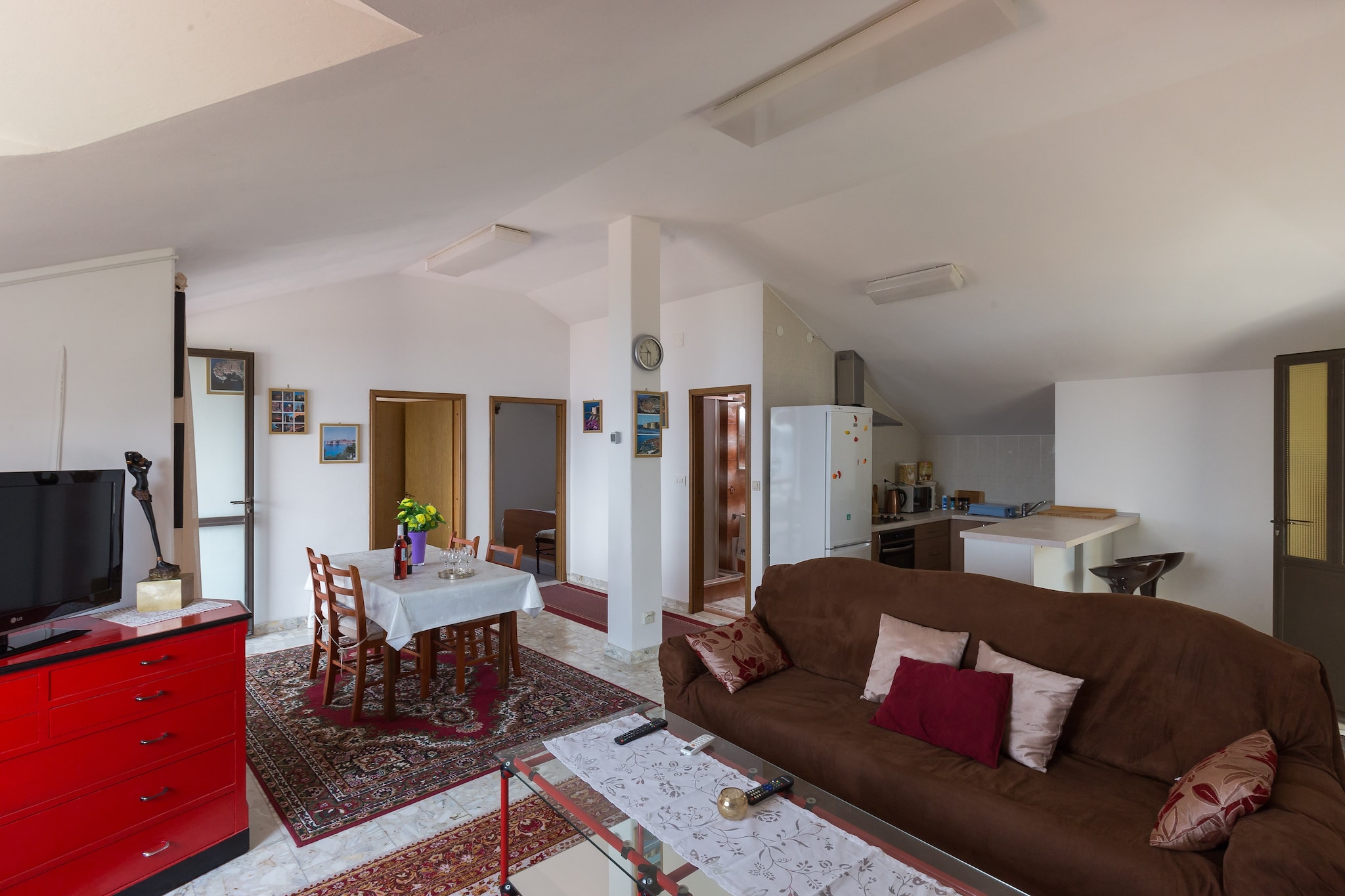 Apartments Kisić are located in a small, idyllic fishing settlement called Mlini, situated on halfway between Dubrovnik and Cavtat. Accommodation offers free private parking, reservation is required and luggage storage is possible prior check in and after check out, so you can explore the city a little more before your departure.
Apartment features free WiFi, air conditioning, and flat screen TV, as well as kitchen fitted with refrigerator, oven, water kettle and dining area. Bathroom comes with shower, hairdryer and washing machine.
Due to property's excellent location, guests can find everything they need for every day life during their vacation in a vicinity of apartment. Bus station is 10 minutes walking distance from the apartment, while beach and coffee bars are 5 minutes walking distance from the apartment. Various restaurants, bank, post office and supermarket can be found in 500 meters range.
Dubrovnik Airport - 10 km
Pile Gate - 11 km