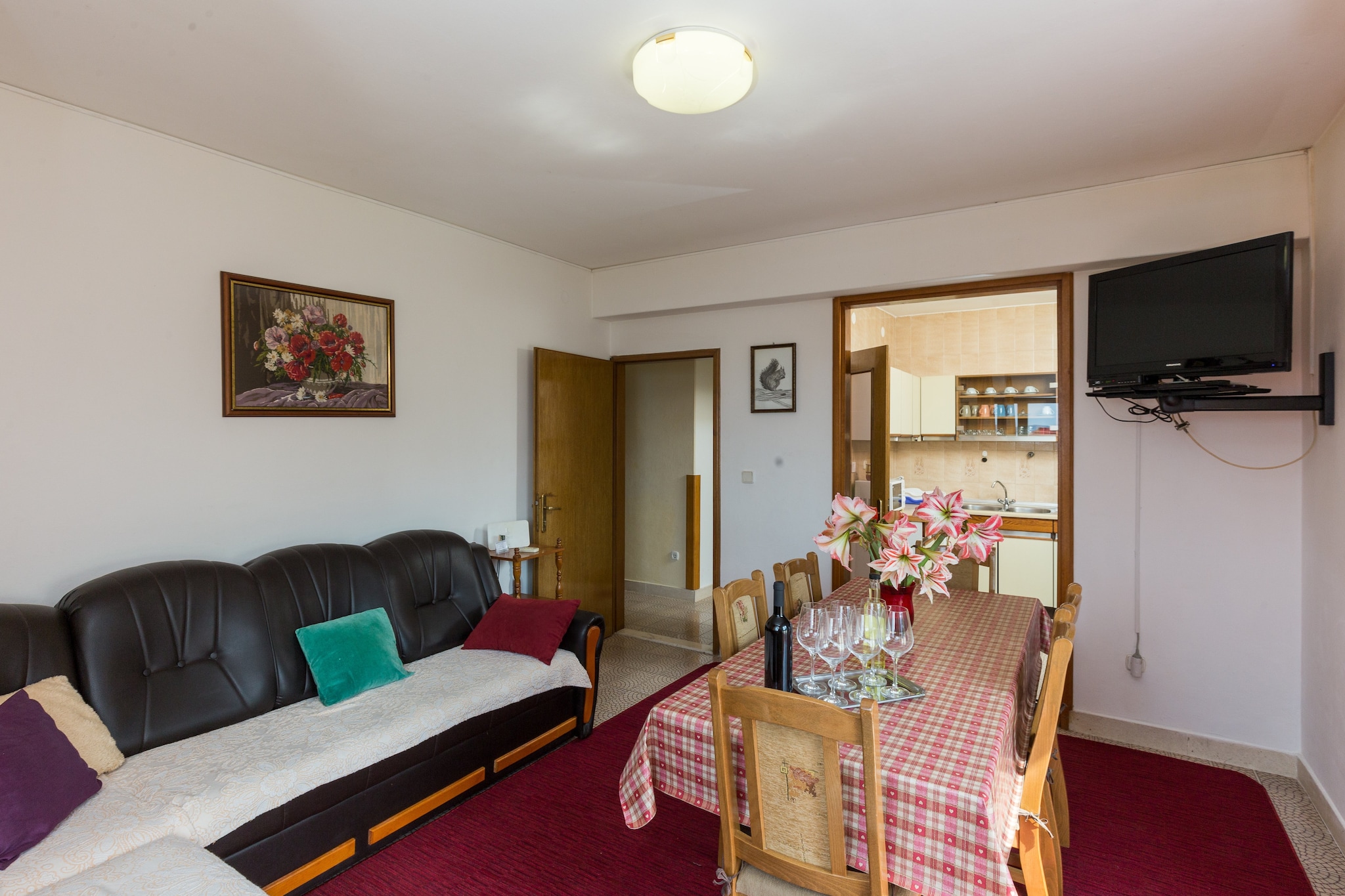 Apartments Kisić are located in a small, idyllic fishing settlement called Mlini, situated on halfway between Dubrovnik and Cavtat. Accommodation offers free private parking, reservation is required and luggage storage is possible prior check in and after check out, so you can explore the city a little more before your departure.
Apartment features free WiFi, air conditioning, and flat screen TV, as well as kitchen fitted with refrigerator, oven, water kettle and dining area. Bathroom comes with shower, hairdryer and washing machine.
Due to property's excellent location, guests can find everything they need for every day life during their vacation in a vicinity of apartment. Bus station is 10 minutes walking distance from the apartment, while beach and coffee bars are 5 minutes walking distance from the apartment. Various restaurants, bank, post office and supermarket can be found in 500 meters range.
Dubrovnik Airport - 10 km
Pile Gate - 11 km